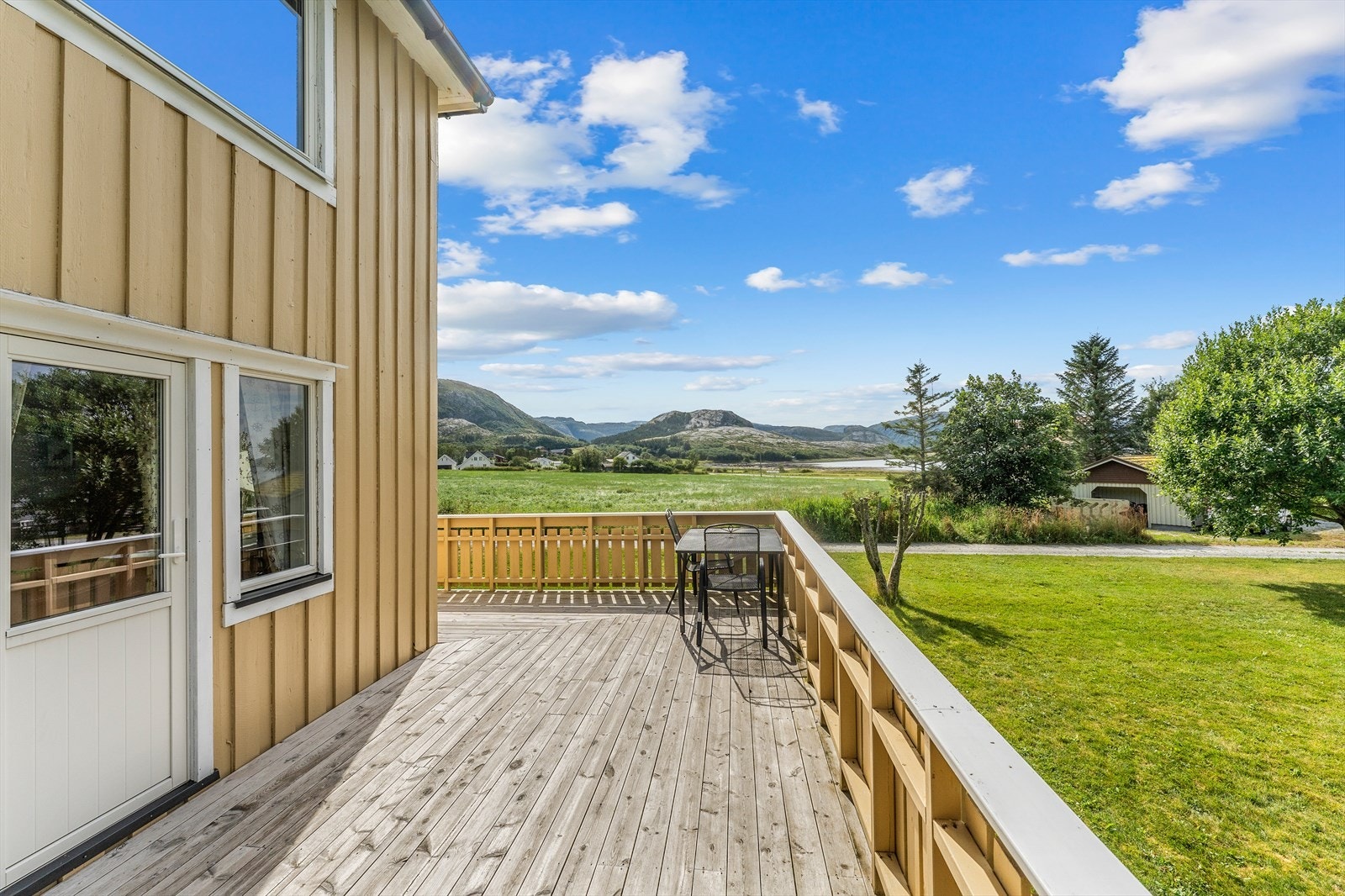 Terrassen, som måler 32m², omkranser boligen på sør- og vest siden og kan by på gode solforhold. Galleribilde