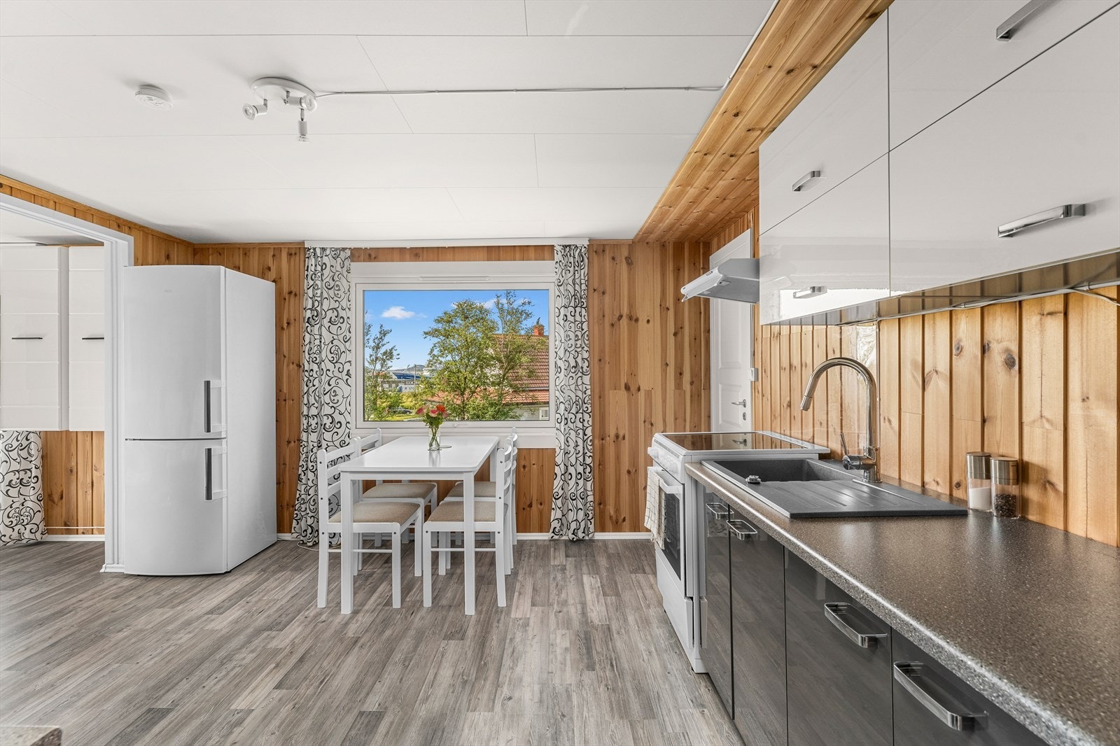 Overflater og innredning på kjøkkenet i 2. etasje er vurder til TG1 av takstmann. Galleribilde