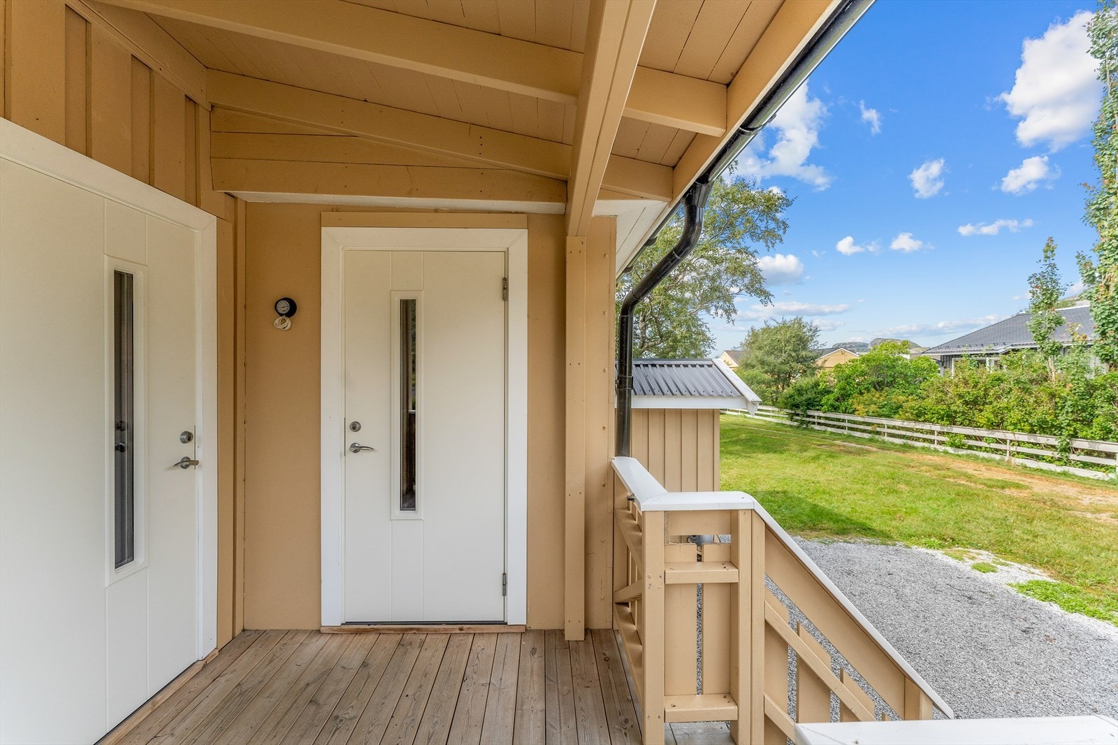 Boligen fremstår pr.d.d. som en horisontaldelt tomannsbolig, med to seprate inngangspartier. Galleribilde