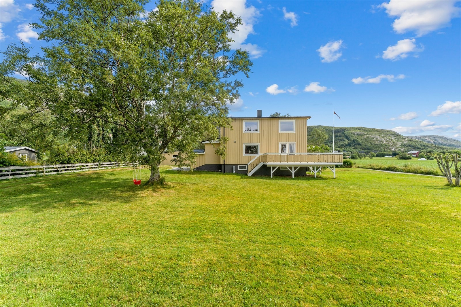 Boligen inneholder, blant annet, 4 store soverom, 2 bad, vaskerom og 2 kjøkken. Galleribilde