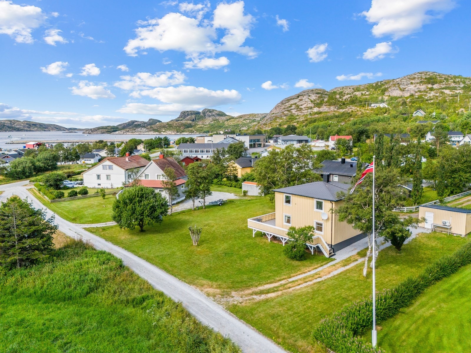 Fra eiendommen tar det ca. 2t og 40m til Trondheim, 2t og 30m til Værnes og 1t og 19m til Steinkjer. Galleribilde