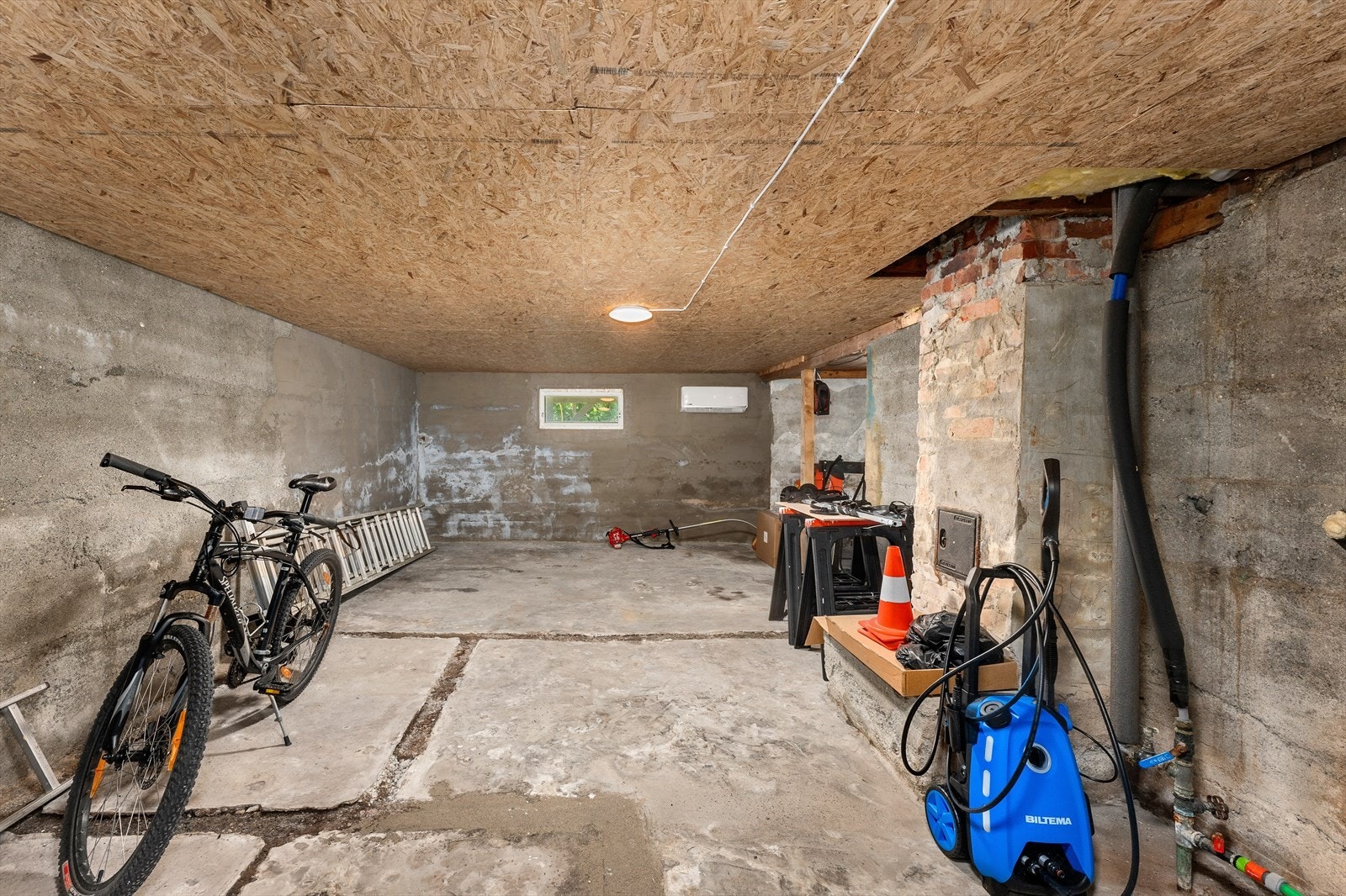 I underetasjen er det praktisk grovkjeller på 31m². Galleribilde