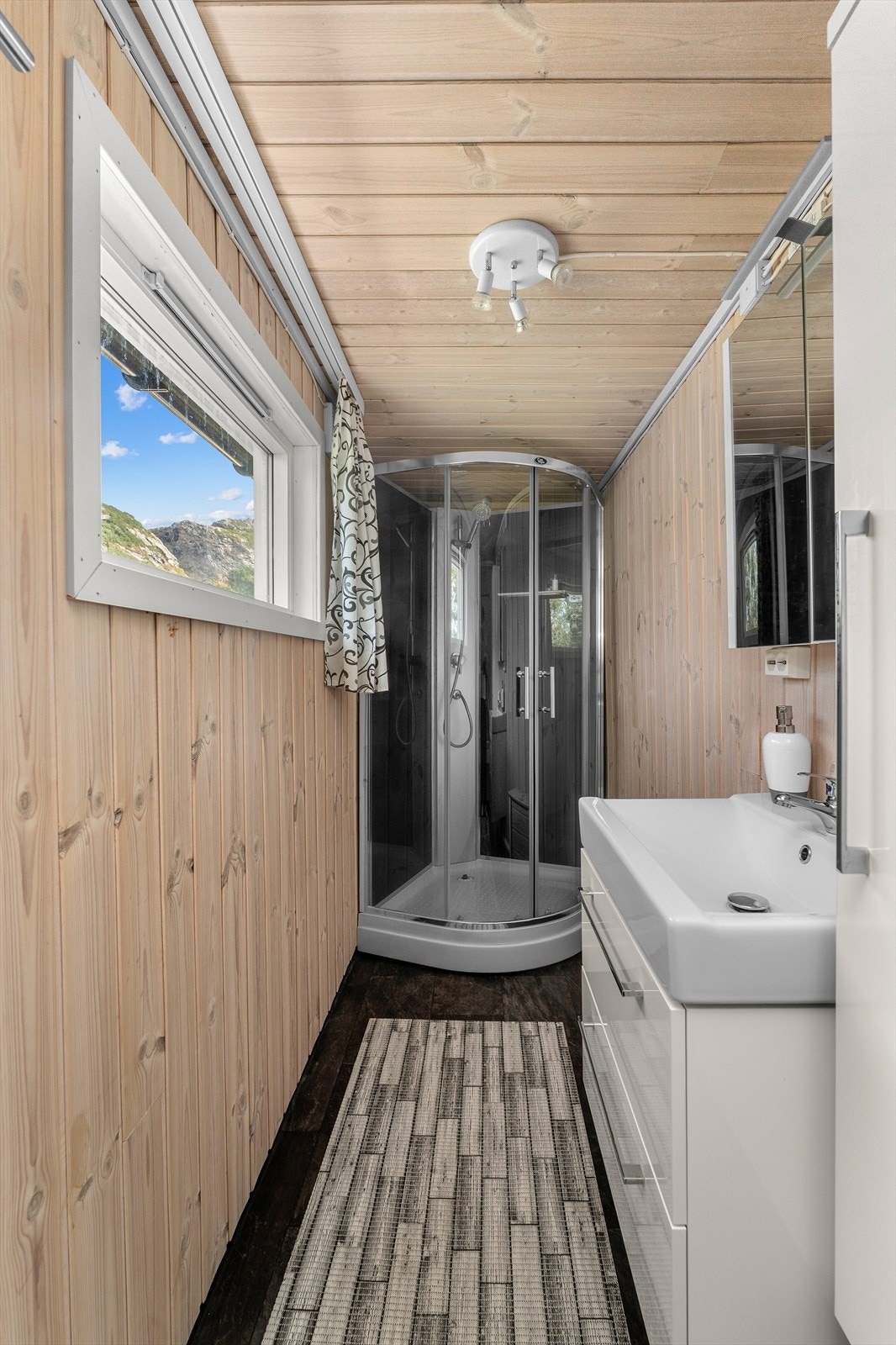 Badet i 2. etasje er innredet med servant og dusjkabinett. Takstmann opplyser her om stedvis knirk/svikt i gulvet, uten at det er tegn til fukt i konstruksjonen. Se vedlagt takstrapport for ytterligere info. Galleribilde