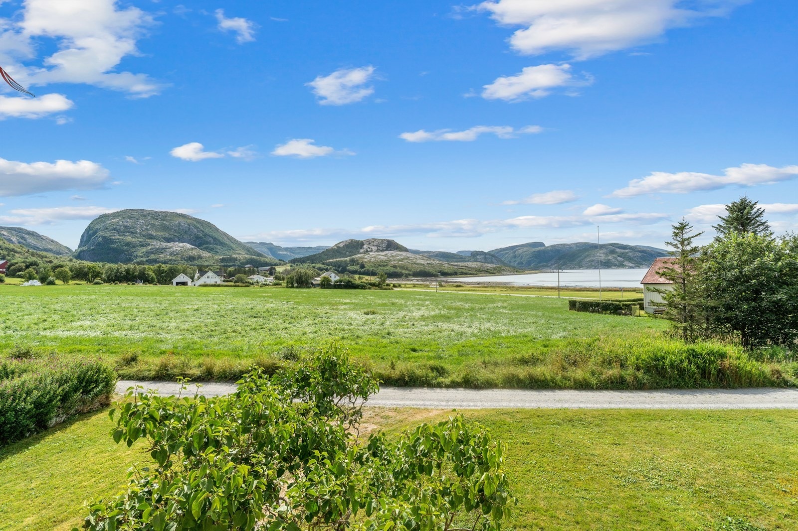 Eiendommen strekker seg over ca. 1 234m² med pent opparbeidet plen og fine uteområder. Galleribilde