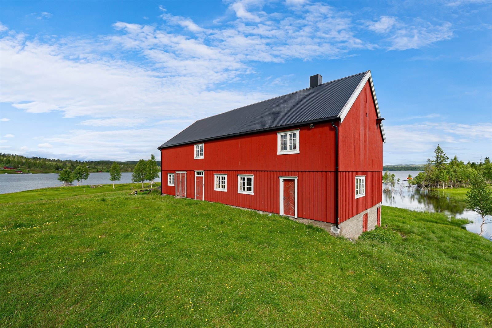 På vinteren har du oppkjørte løyper i umiddelbar nærhet, og trasèen til Storlirennet går like ved eiendommen. Galleribilde