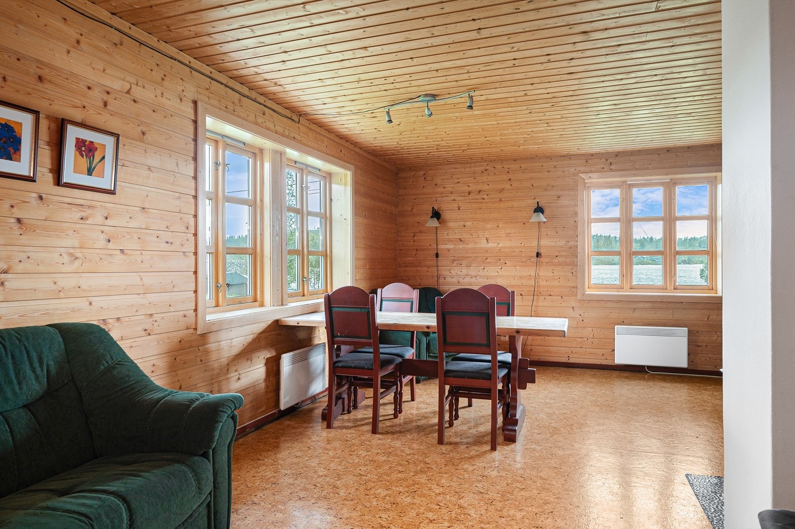 Romslig stue på 26 kvm delt inn i spisestue og sofakrok Galleribilde