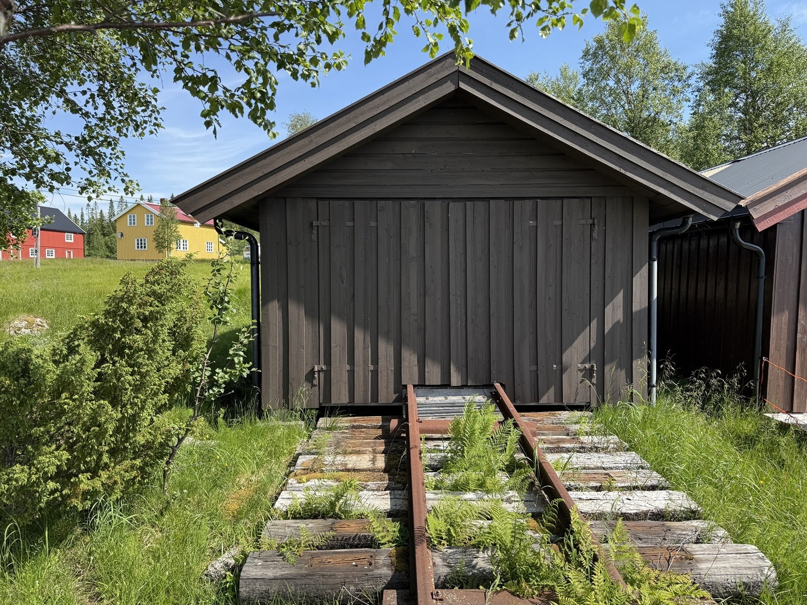 Fra naustet ser man eiendommen i bakgrunnen Galleribilde