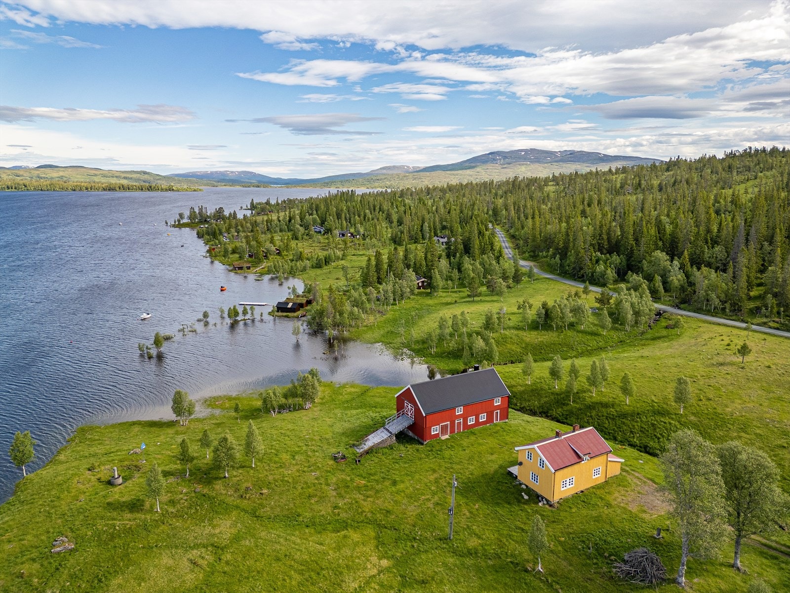 Morgenbad i sommersol eller isbading i vinterkulde - rett utenfor døra Galleribilde