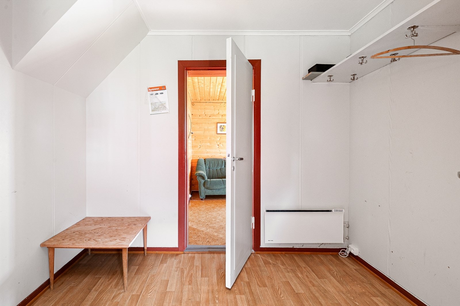 Når du kommer inn fra vindfanget kommer du til en mellomgang - her er det rikelig med plass til å henge av seg yttertøy Galleribilde