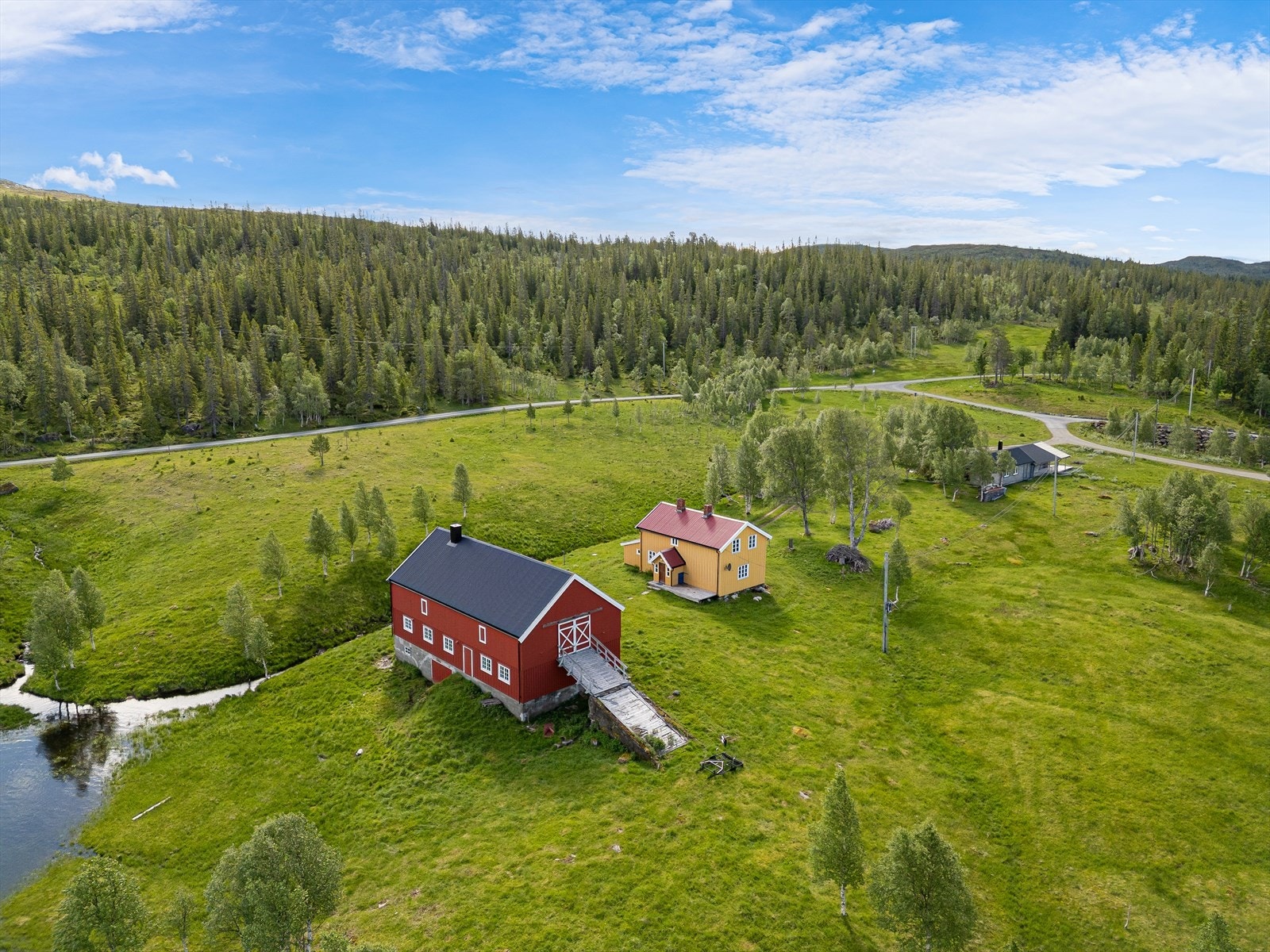 Eiendommen består av en bolig, låve og et båtnaust Galleribilde