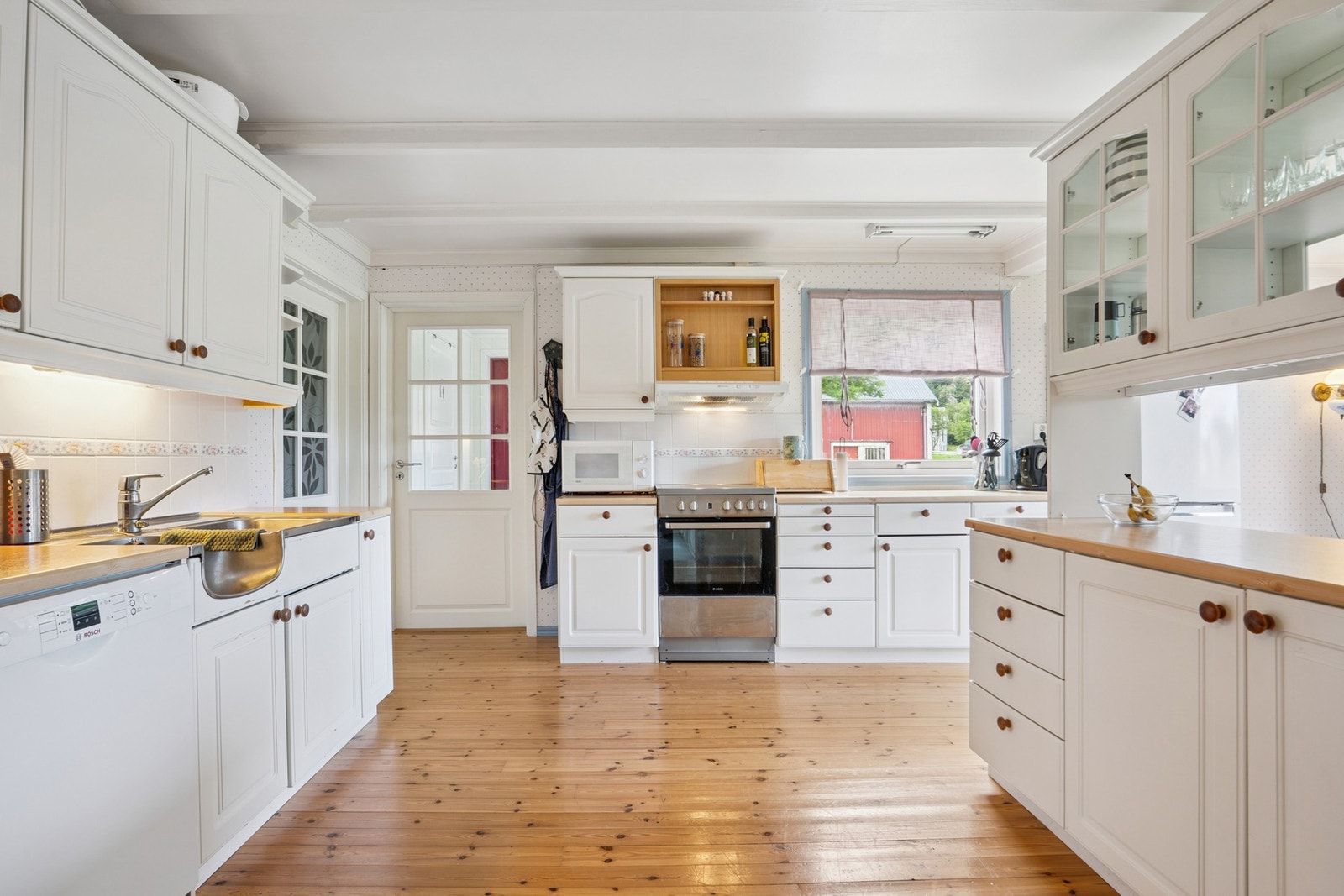 Stort kjøkken og godt med skap og benkeplass Galleribilde