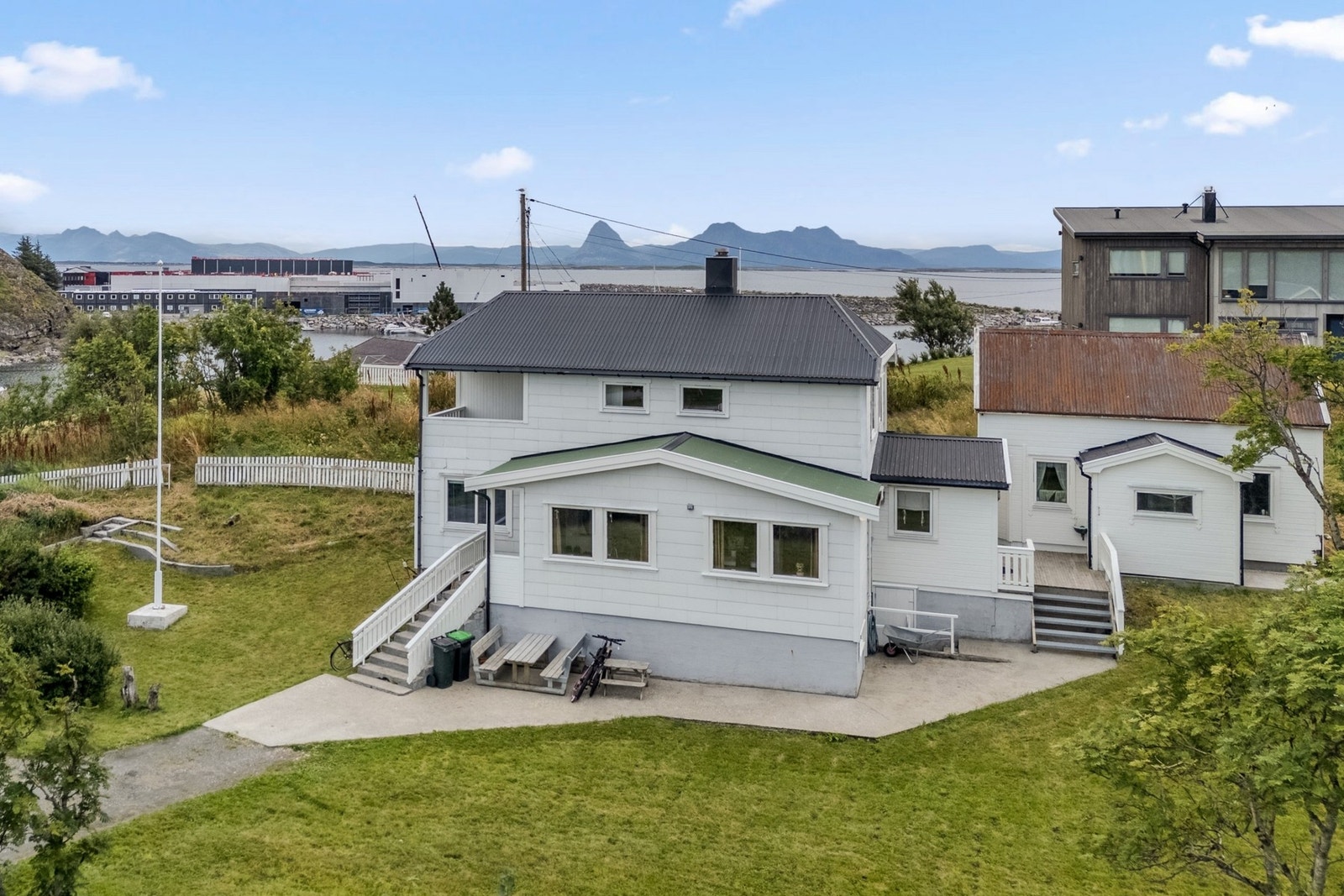 Frittliggende enebolig på lun tomt. Hele 5 soverom og 2 bad. Galleribilde