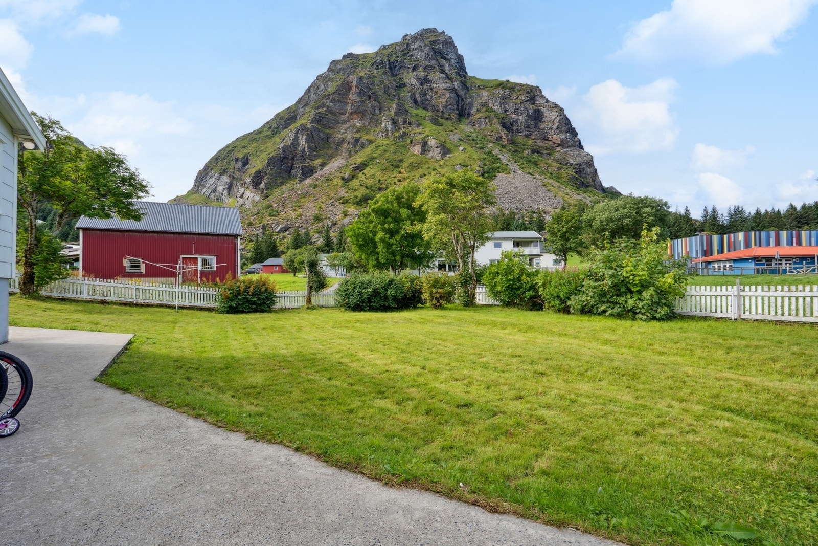 Boligen har en romslig og pent opparbeidet tomt Galleribilde