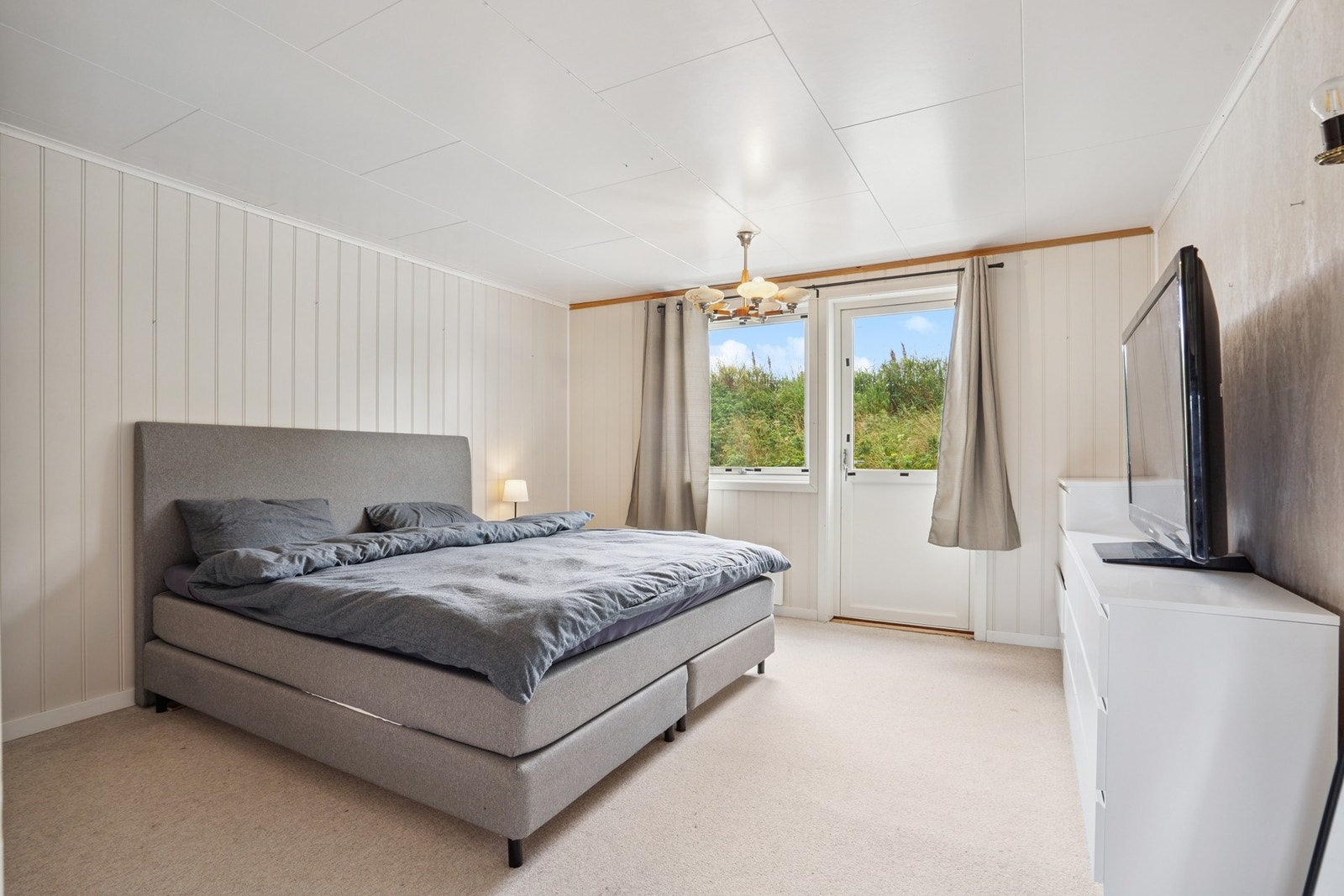 Soverommet i hovedetasjen med veranda utenfor Galleribilde