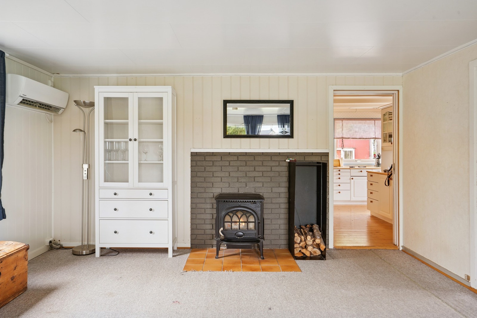 Det er vedfyring og varmepumpe til oppvarming Galleribilde