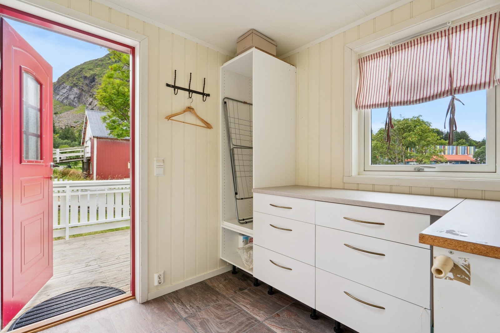 Entrè mot uthus/anneks. Galleribilde