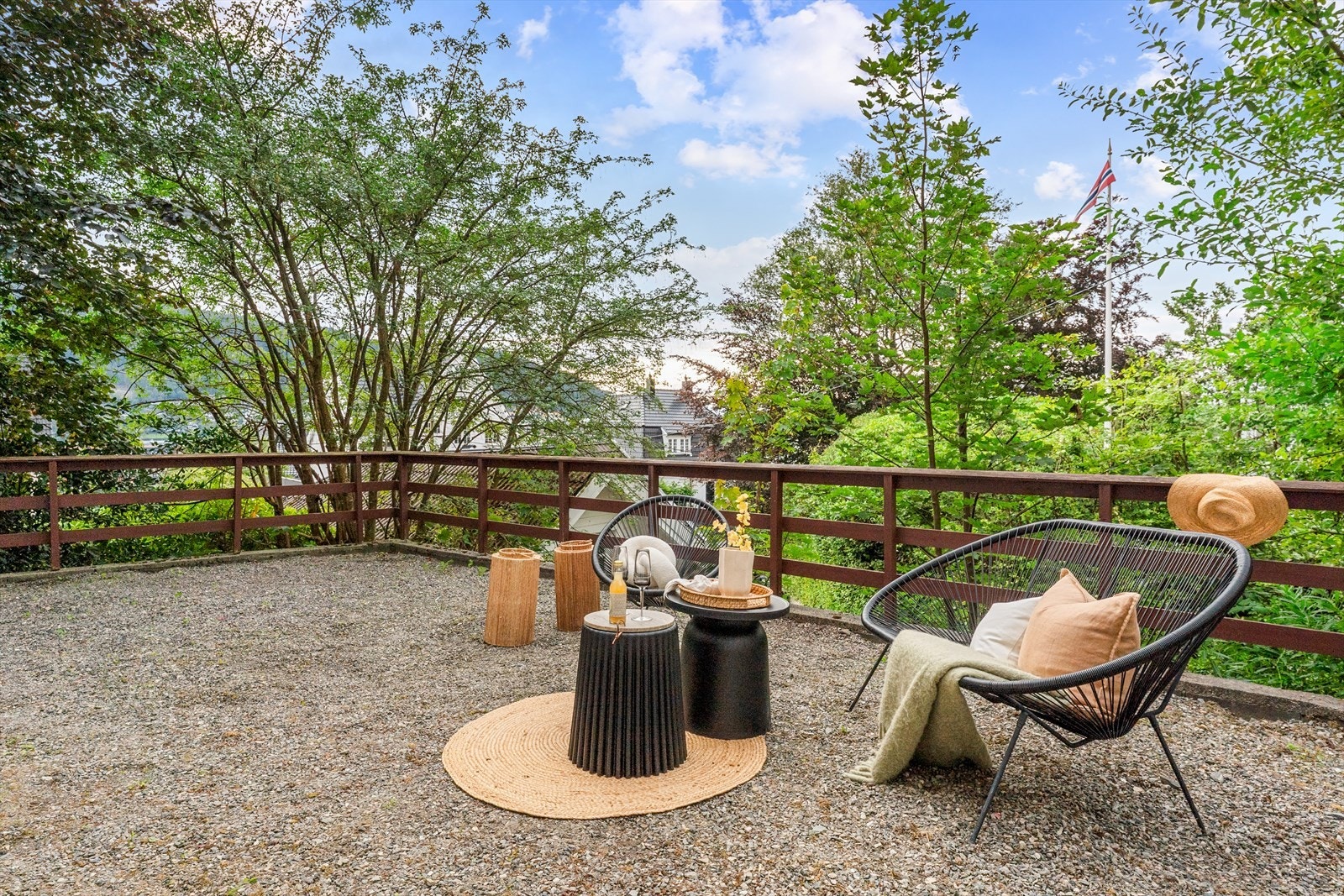 en har flere hyggelige sitteplasser på felles tomten Galleribilde