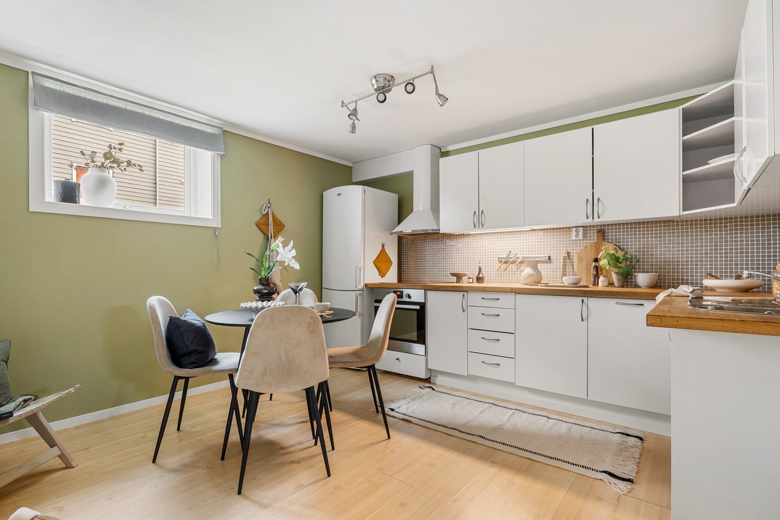 Det er en åpen stue-/kjøkkenløsningen på 14,6 m² Galleribilde