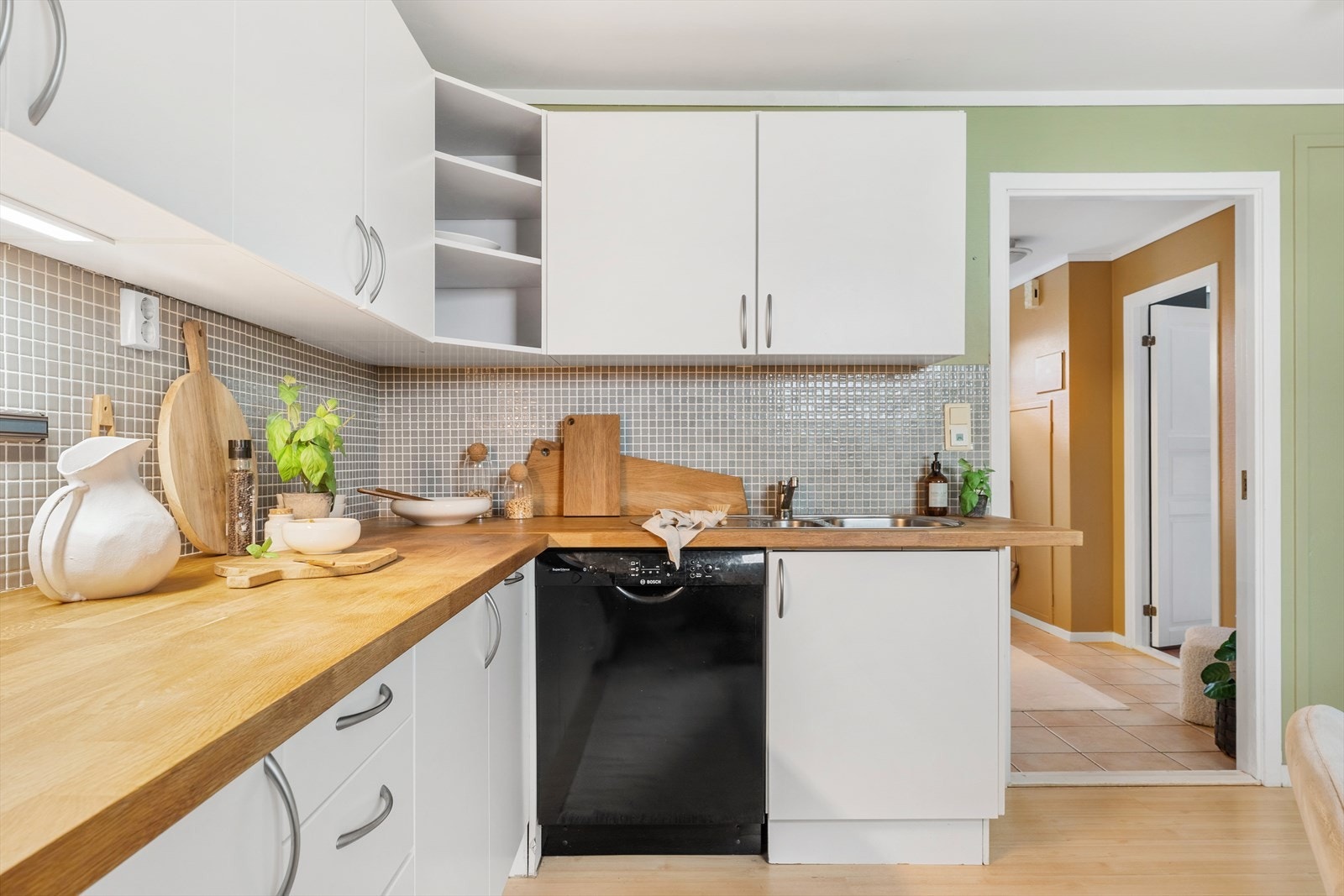 Kjøkkenet har opplegg for kjøl-/fryseskap, oppvaskmaskin, komfyr og platetopp Galleribilde