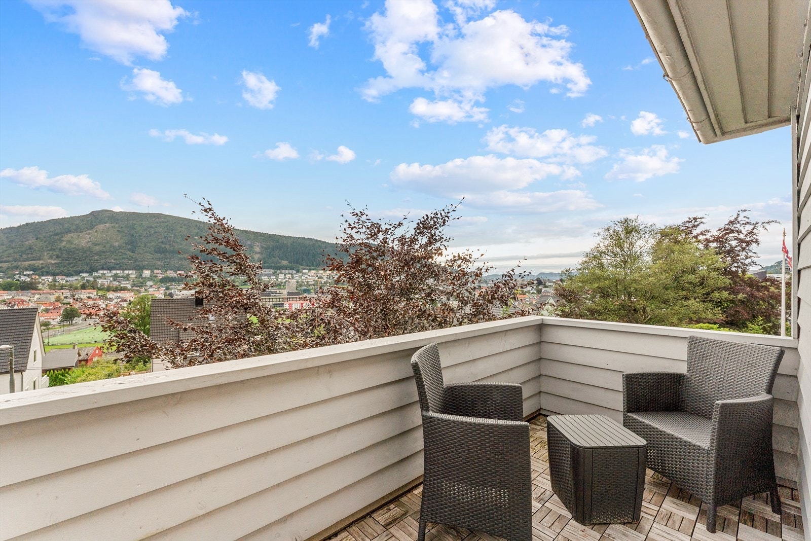 Fra boligen er det nærhet til det meste Bergen har å by på. For de aktive kan en ta turen til Landåshallen og Landåsbanen eller Haukelandsbanen. Eller ta turen til Brann Stadion for en spennende kveld med hjemmelaget Galleribilde