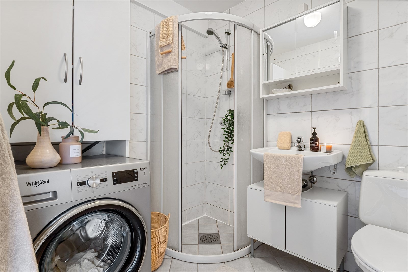 Baderommet har flislagte vegger og gulv med elektriske varmekabler Galleribilde