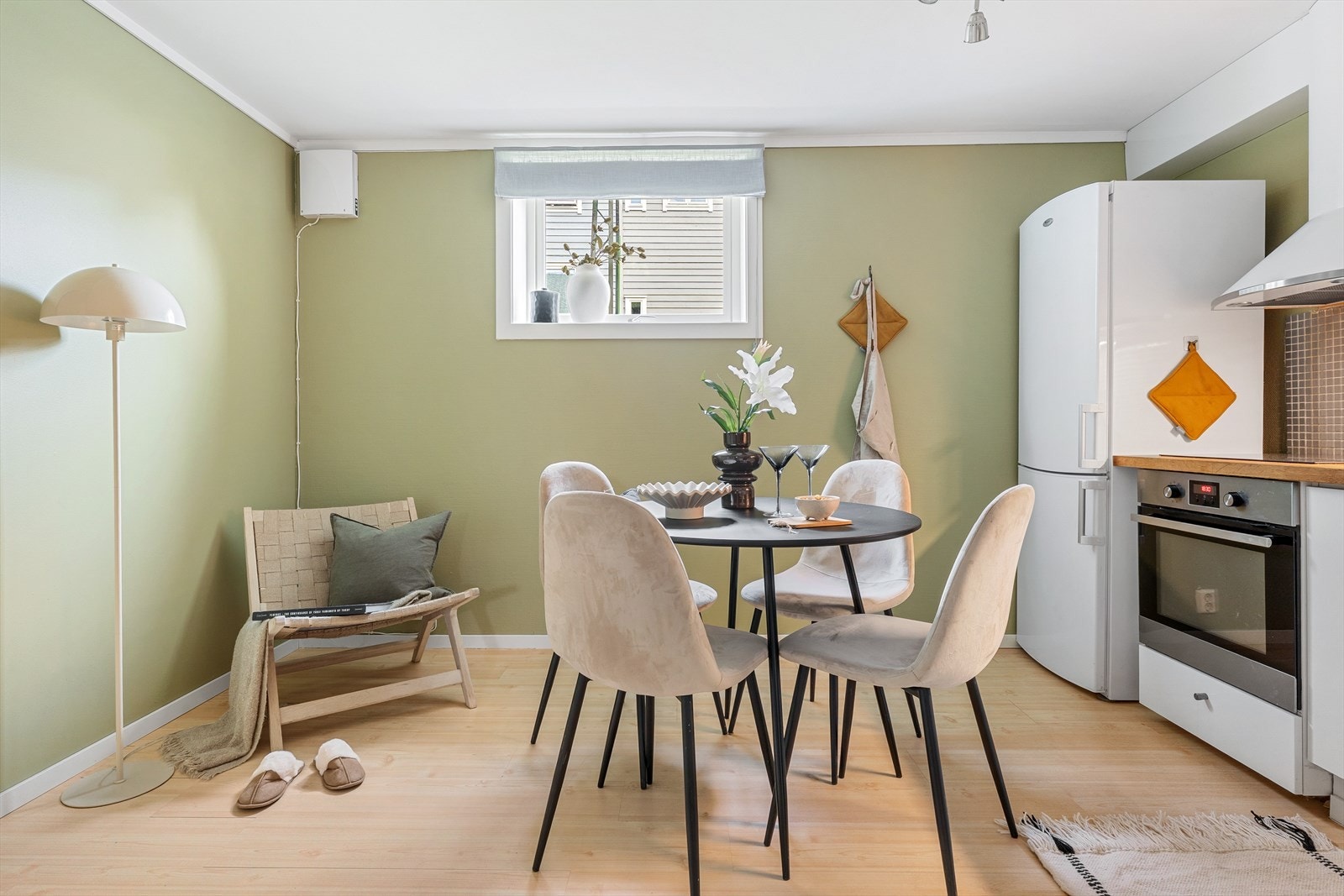 Rommets oppbygning lager naturlige møbleringssoner med plass til spisegruppe og en sitteløsning Galleribilde