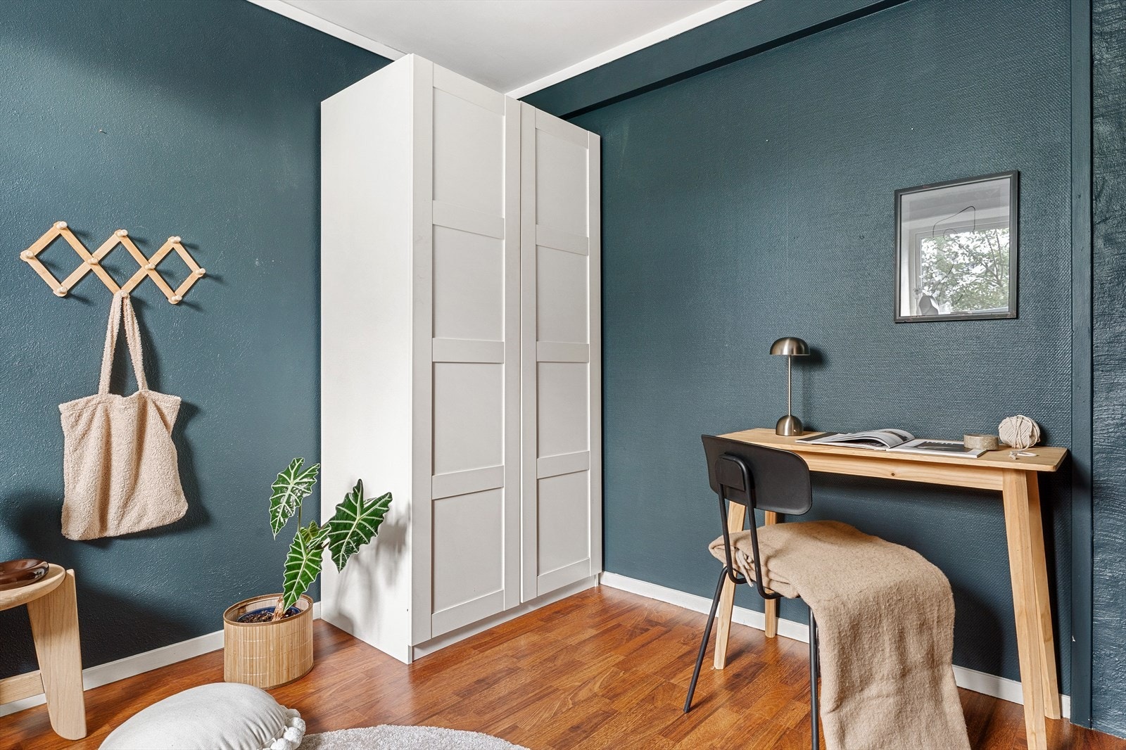 Her har en plass til dobbeltseng, tilhørende nattbord og garderobeløsning Galleribilde
