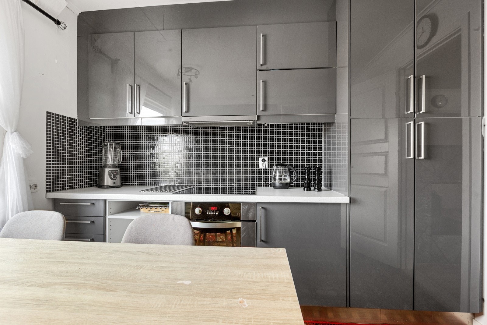 Kjøkkenet har integrerte hvitevarer Galleribilde