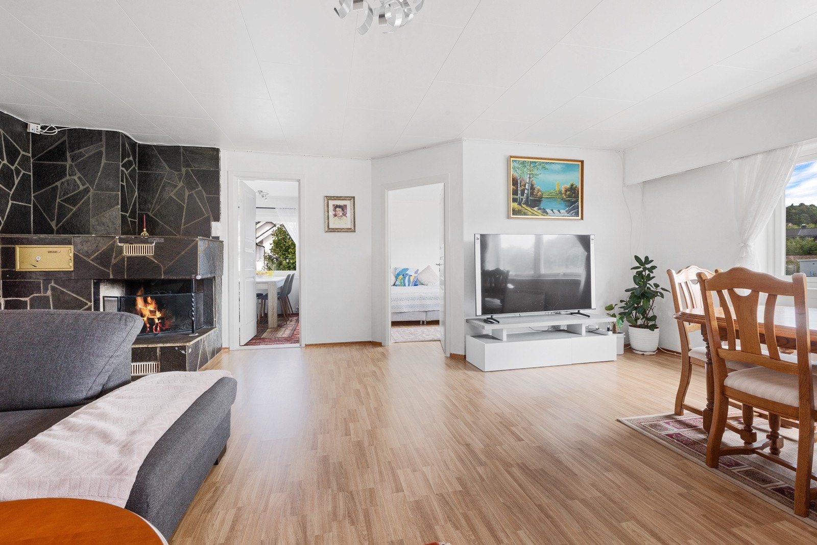 Hyggelig med peisovn i stuen Galleribilde