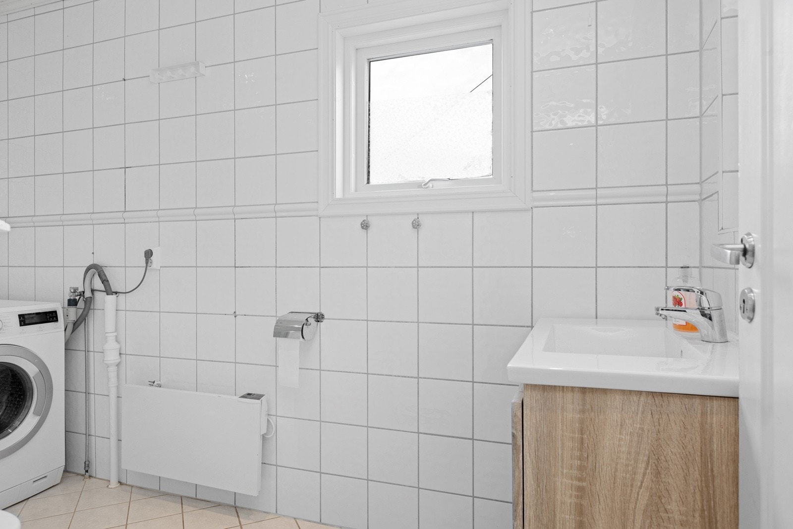 Badet har fliser på gulv og vegg med varmekabel i gulv Galleribilde