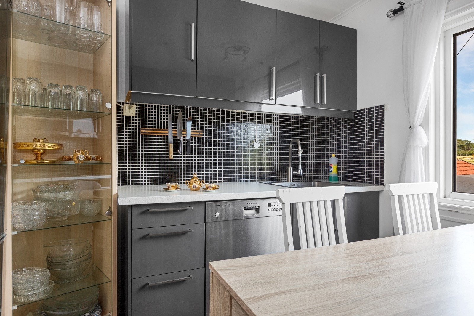 God plass til frokostbord på kjøkken Galleribilde