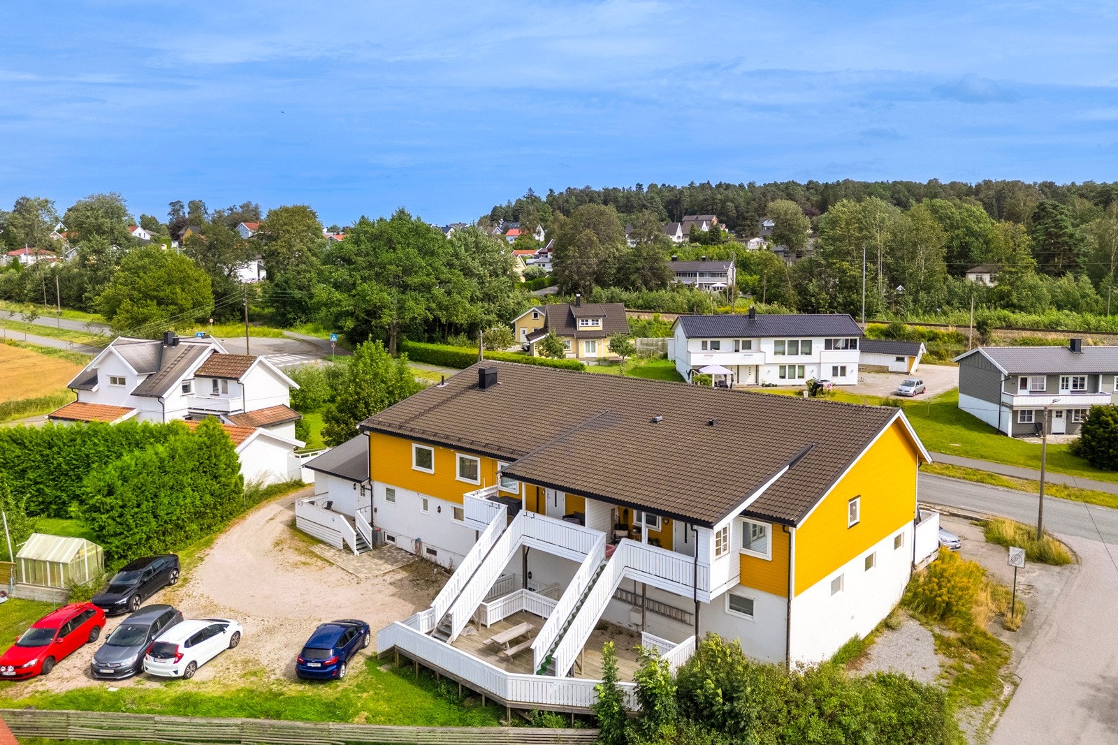 Dronefoto viser også parkeringsplassen i forkant av inngangspartiet Galleribilde