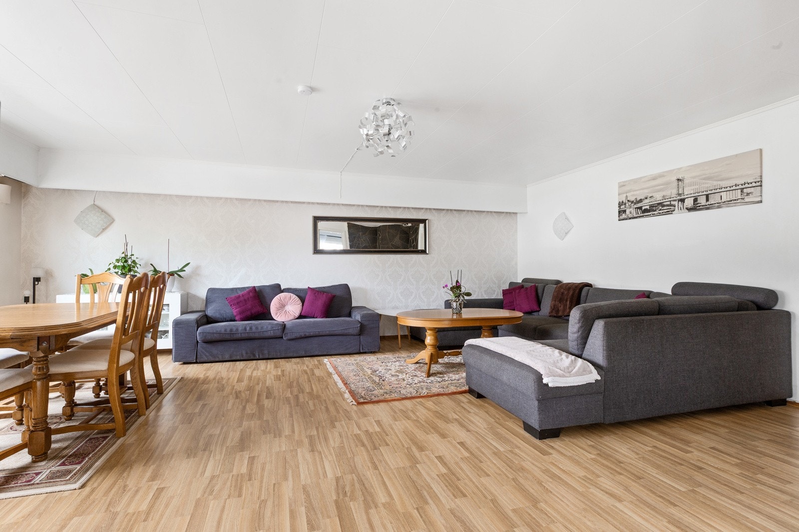 Det er god plass til både spisestue og dagligstue Galleribilde