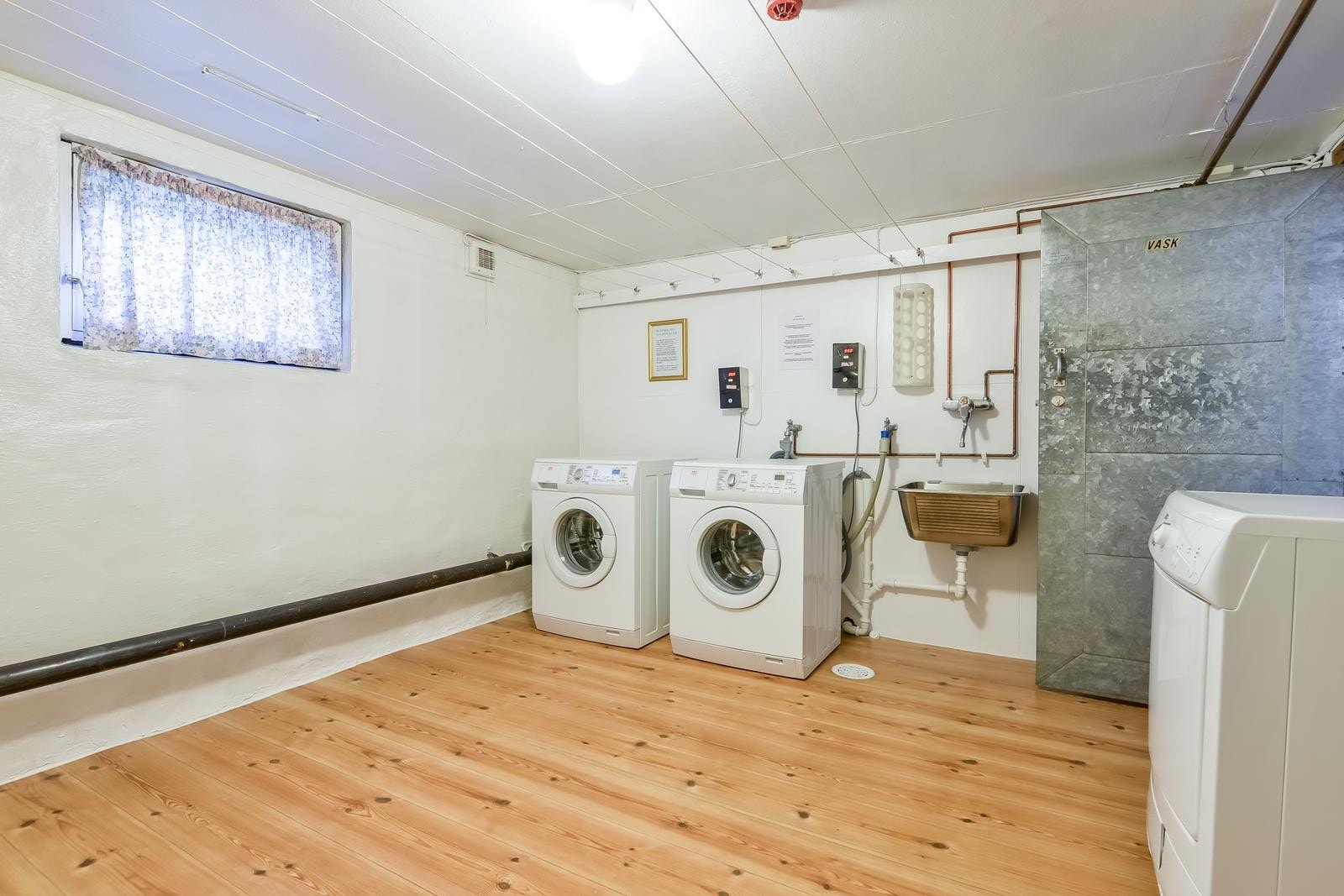Felles vaskekjeller med vaskemaskiner, tørketrommel og god tørkeplass Galleribilde