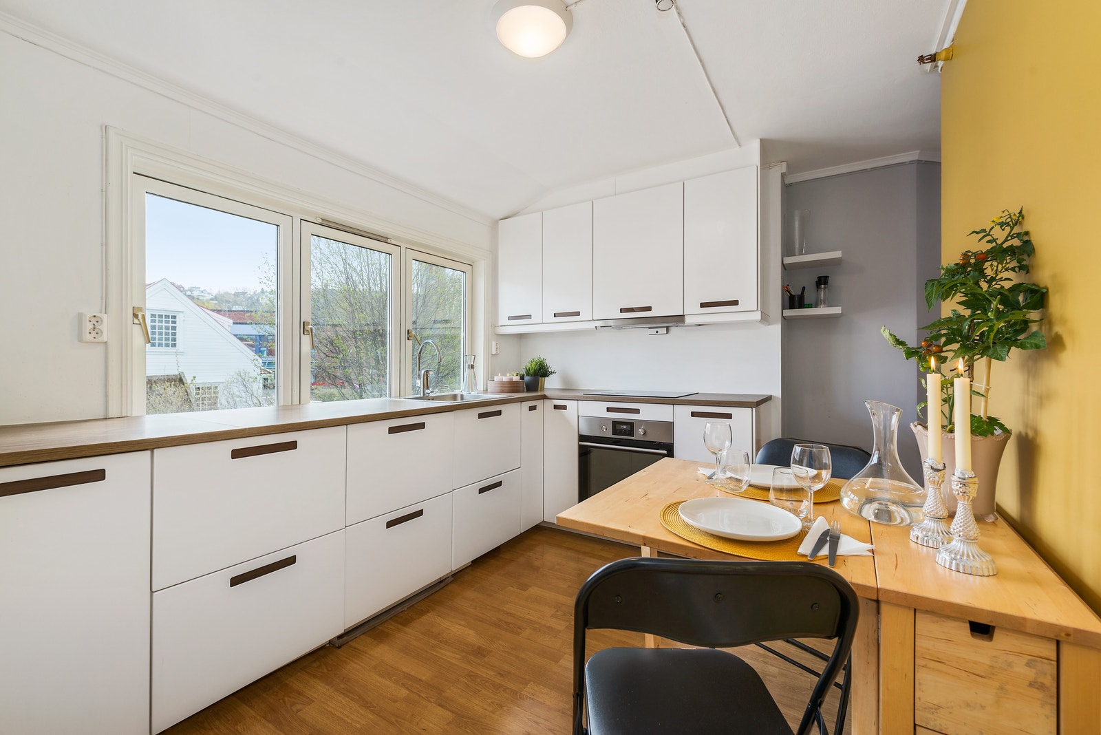 Fullt utstyrt kjøkken Galleribilde