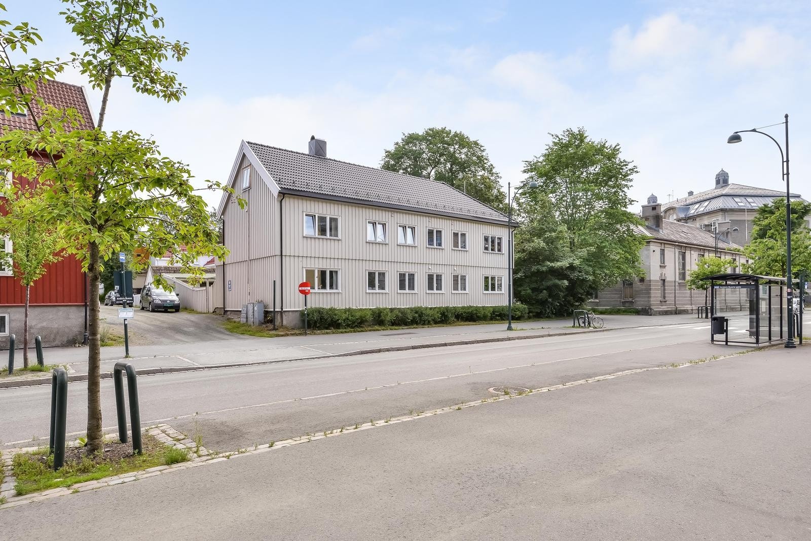 Fasade med buss-stopp rett ved Galleribilde