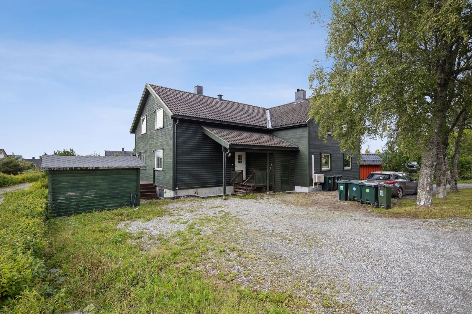Her bor du i gangavstand til Heimdal sentrum hvor du finner alle fasiliteter du måtte trenge. Det er egen parkeringsplass på felles tomt. Galleribilde