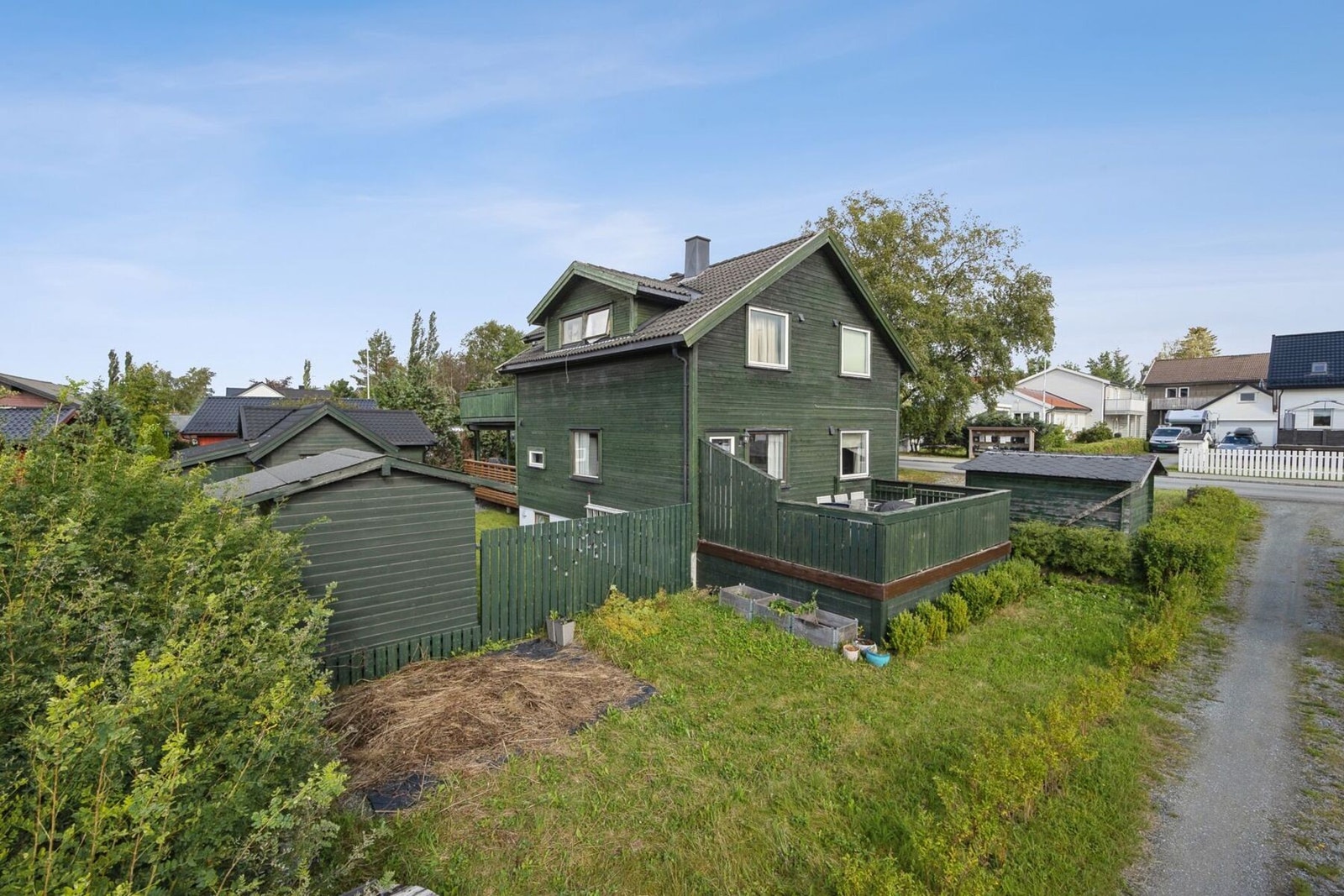 Sameiet består av tre enheter, og har ingen fellesgjeld eller felleskostnader utenom en årlig avgift for felles bygningsforsikring. Galleribilde