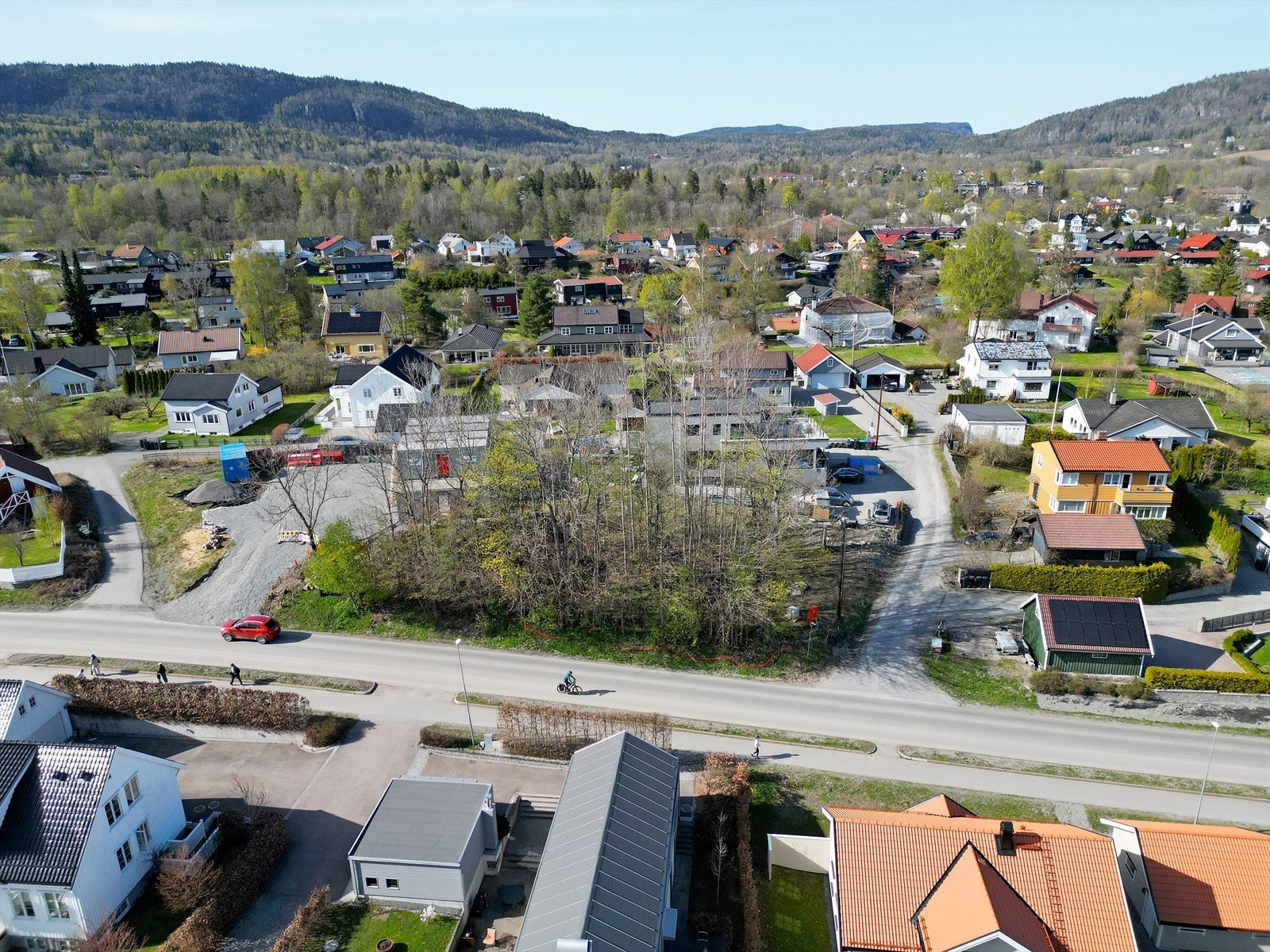 Attraktiv og sentrumsnær tomt med rammetillatelse for oppføring av funkisenebolig med sekundærleilighet og garasje. Galleribilde