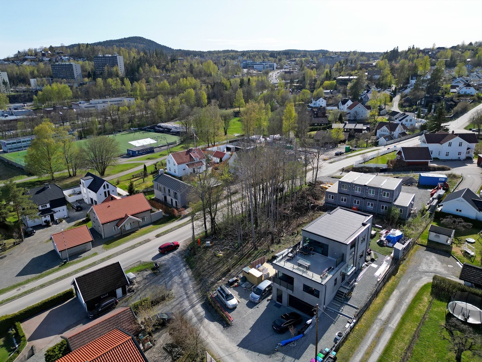 Den skisserte eneboligen er på ca. 349 kvm. inkl. sekundærleilighet (46 kvm.) og integrert garasje (36 kvm.). Utgang til takterrasse på ca. 18 kvm. Galleribilde