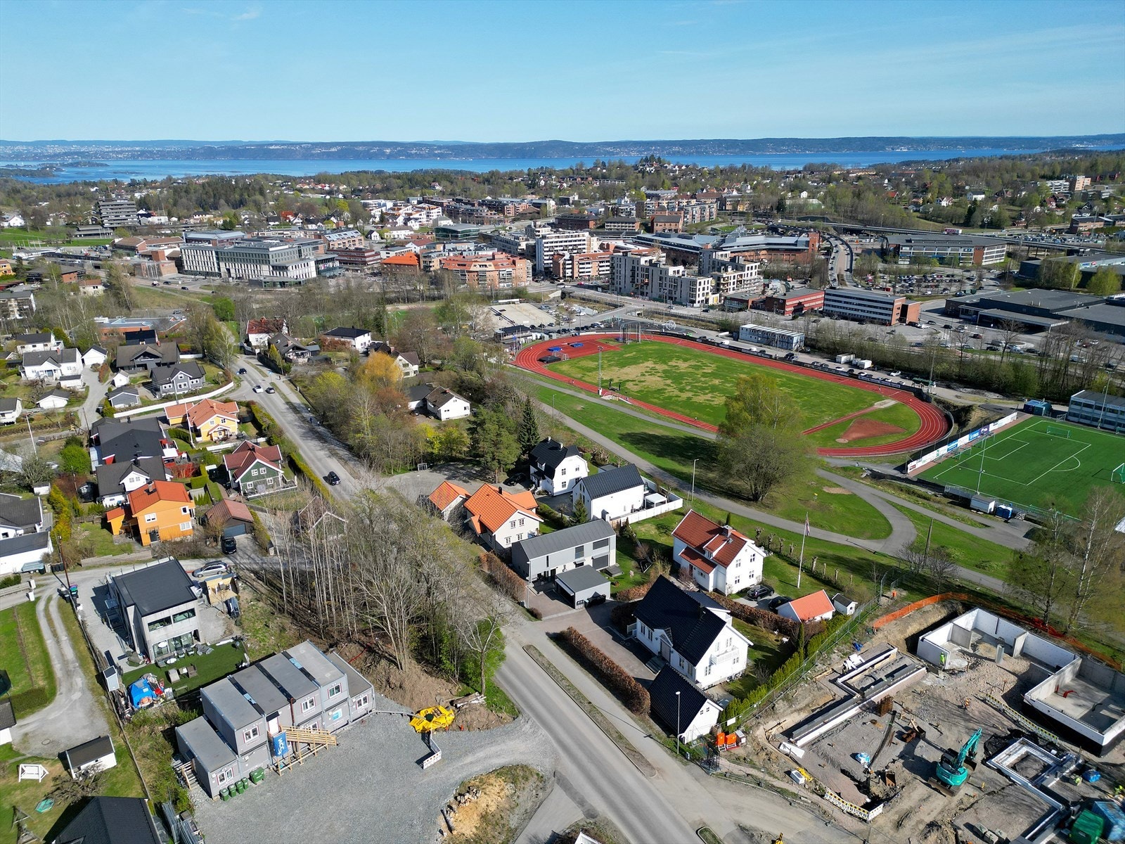 Tomten har en meget sentral beliggenhet med kort gangavstand inn til Asker sentrum. Galleribilde