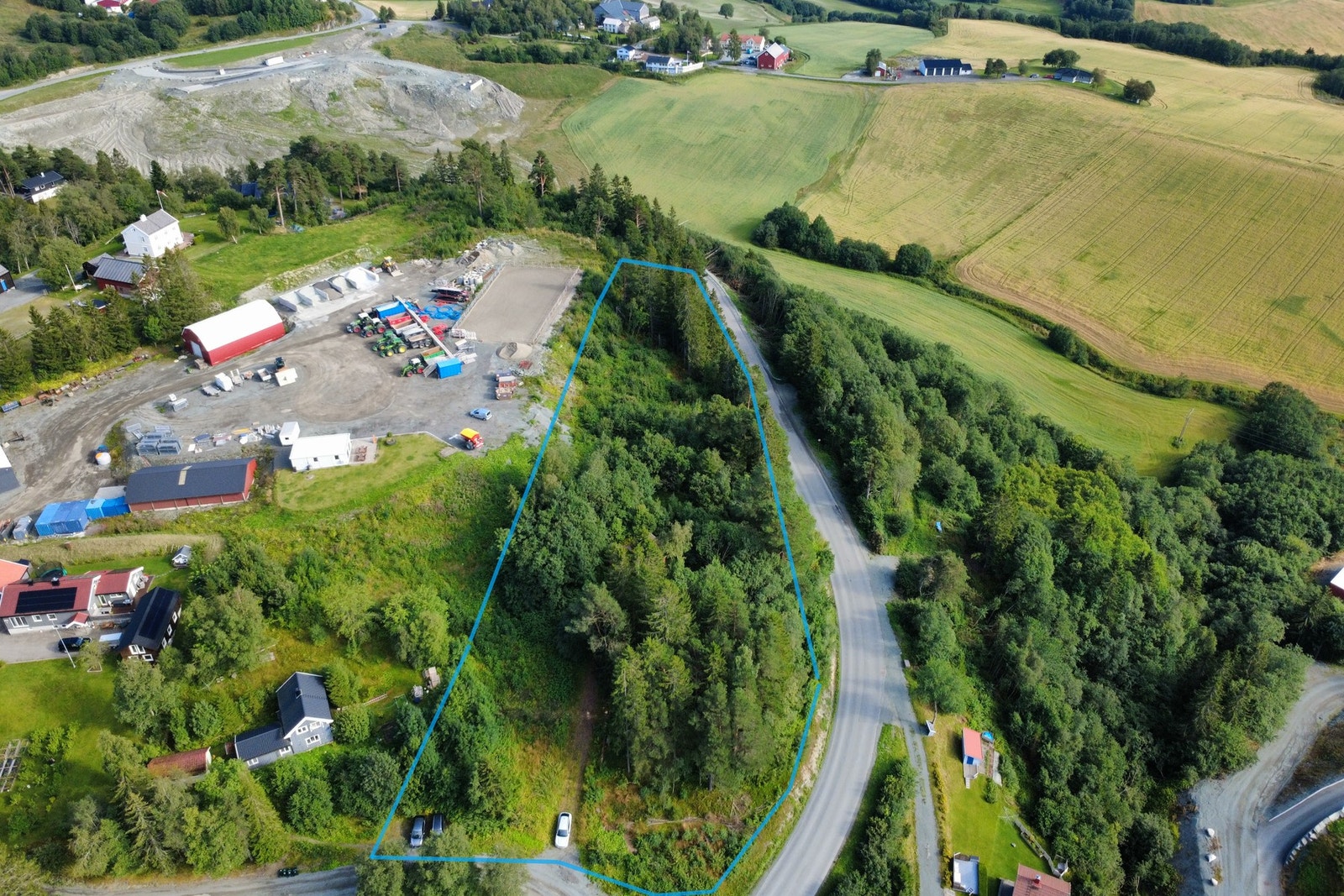 Eiendommen er i dag på ca 5 mål. Megler har forsøkt og markert eiendommen. Det må forventes noe forskjeller. Galleribilde