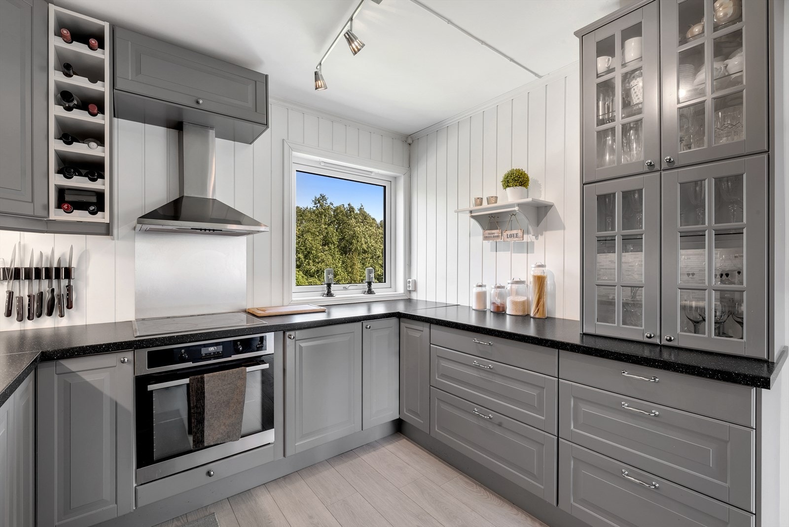 Tidløst kjøkken fra 2014 med integrert stekeovn og platetopp. Galleribilde