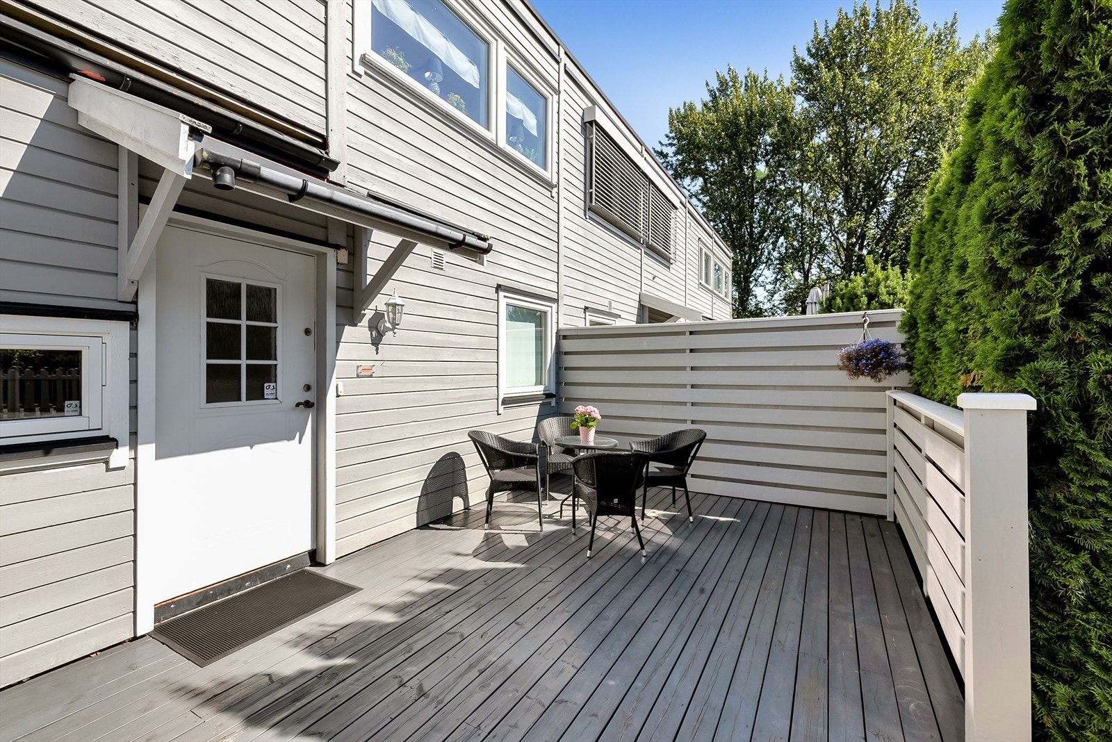 Sydvendt og hyggelig terrasse på 24,5m² ved inngangspartiet. Galleribilde