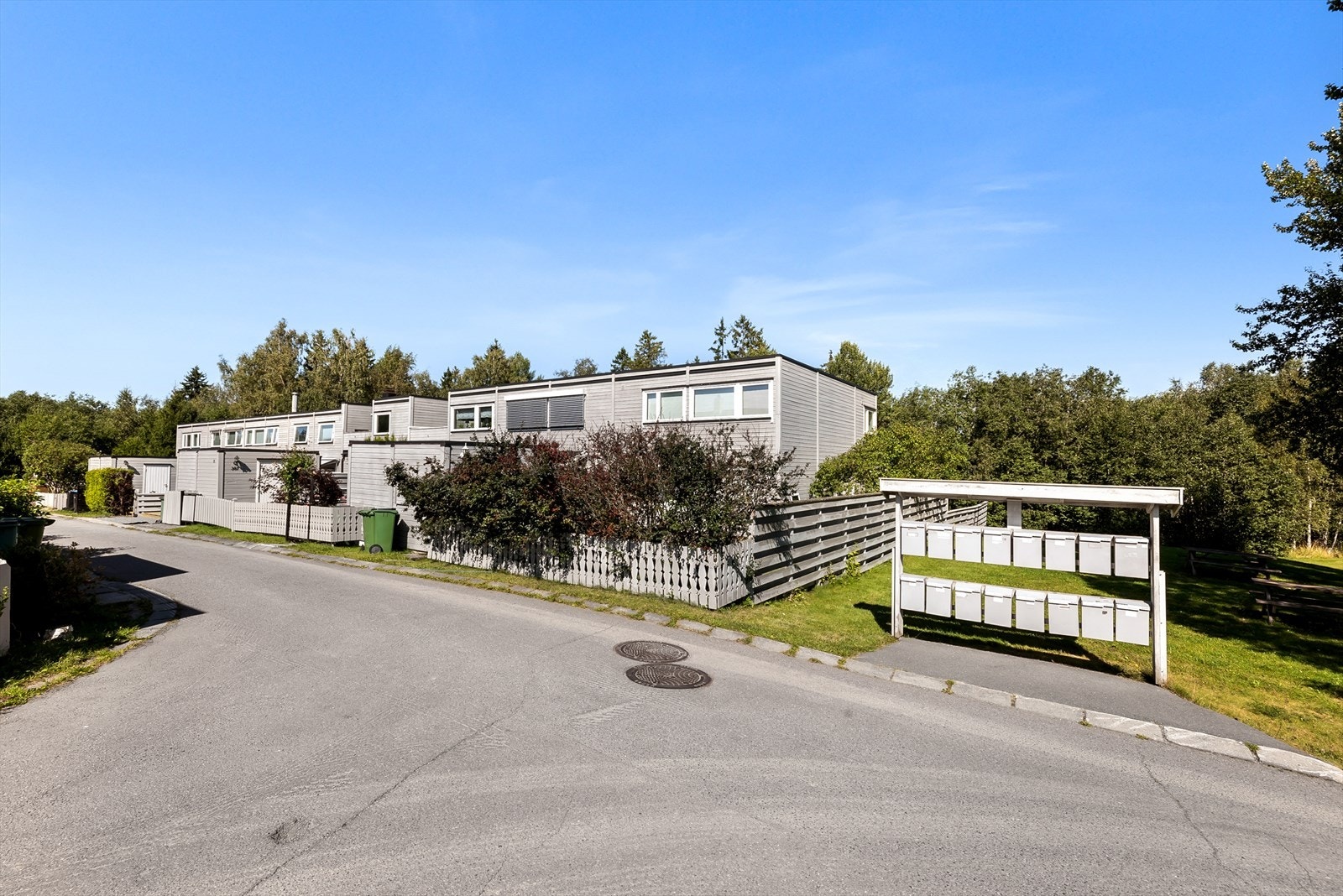 Dette er et innbydende rekkehus i et familievennlig og veletablert boligområde. Galleribilde