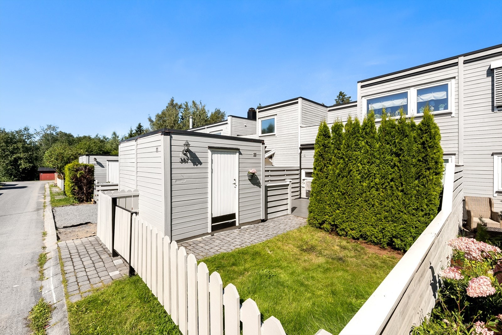 Koselig inngangsparti med uteplass og en praktisk, ekstern bod på 5m². Galleribilde