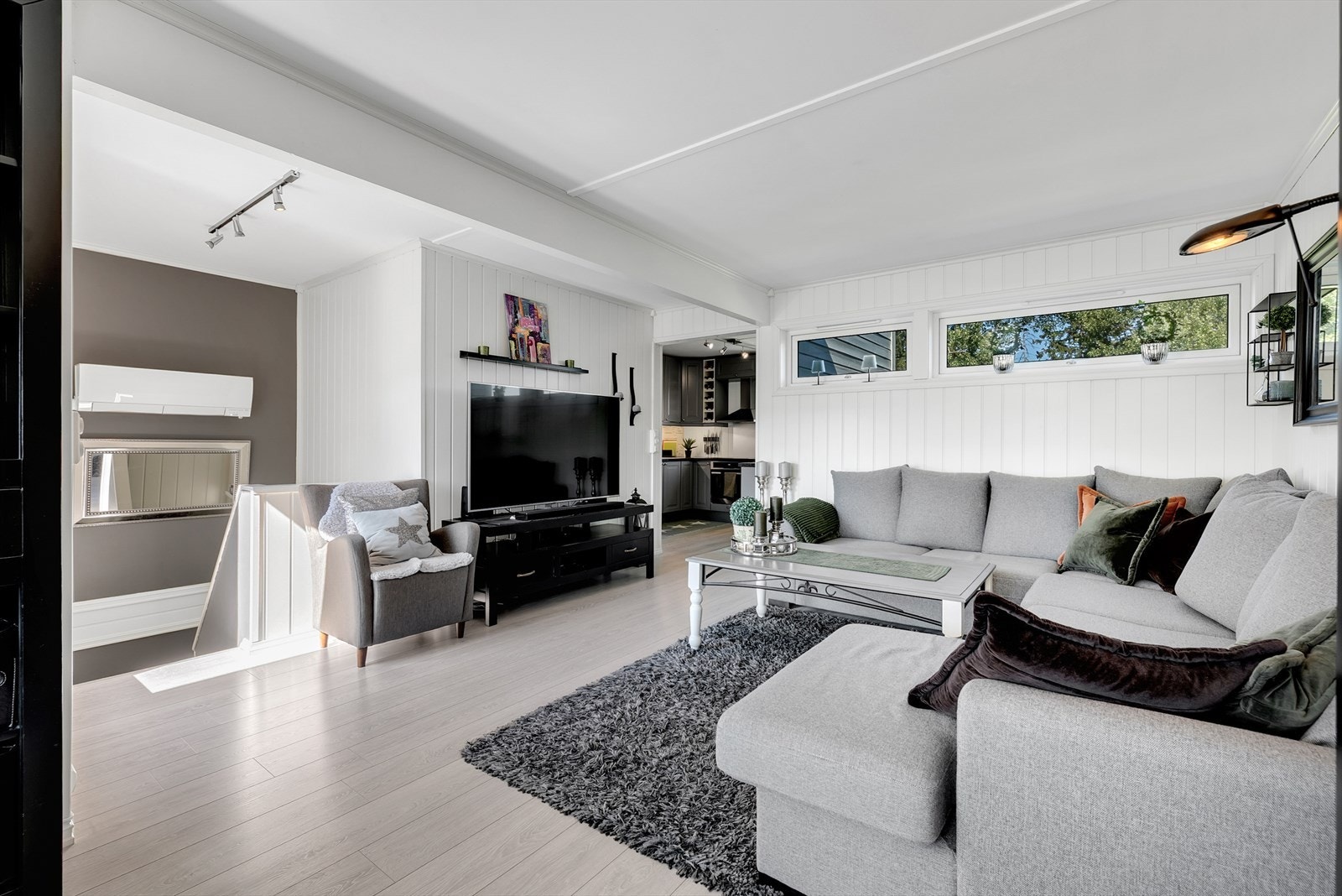 Boligen har en romslig stue med tilgang til kjøkkenet. I trappen er det montert luft-til-luft varmepumpe for effektiv oppvarming. Galleribilde