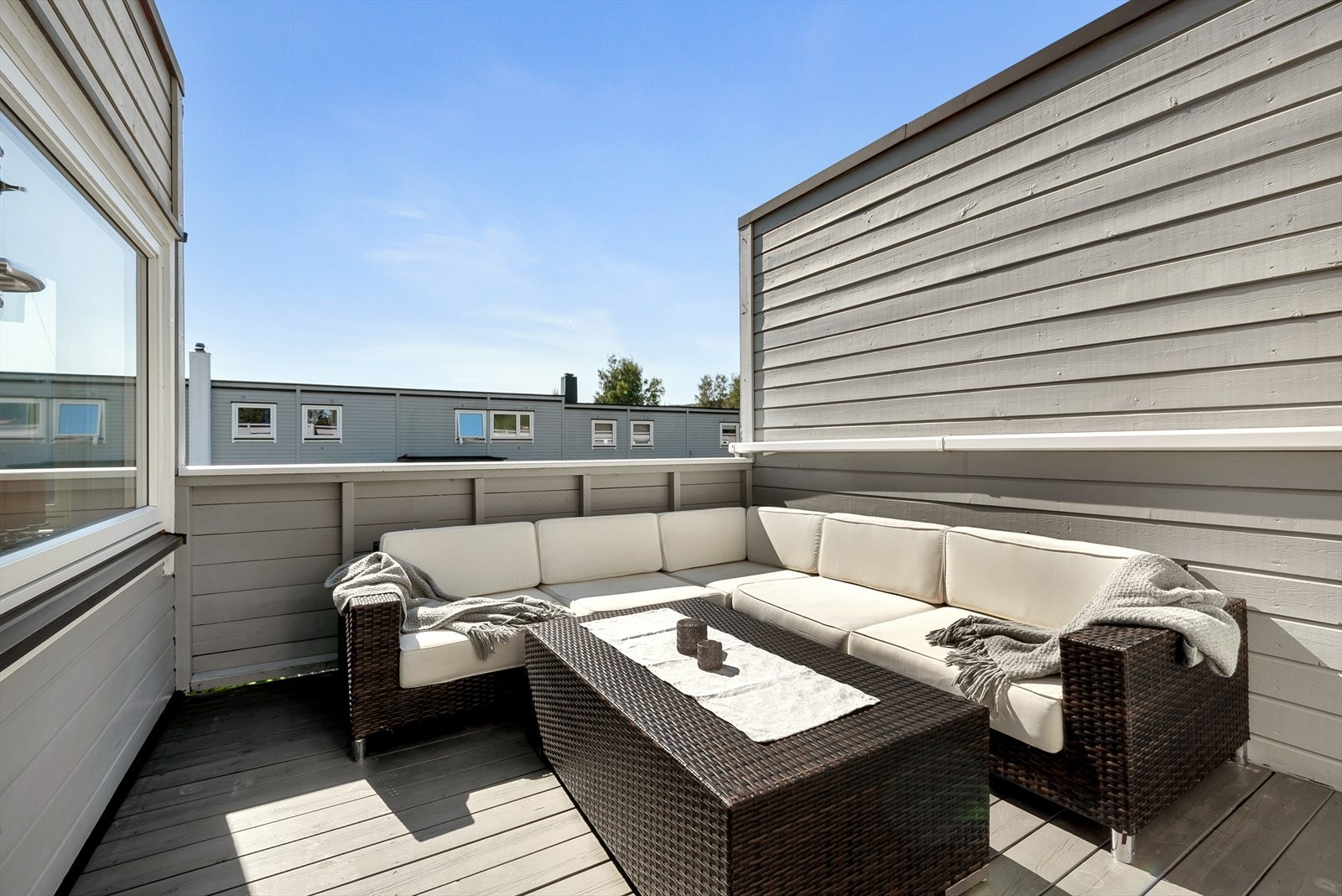 Sydvendt balkong på 9m² som har god plass til en sittegruppe. Galleribilde