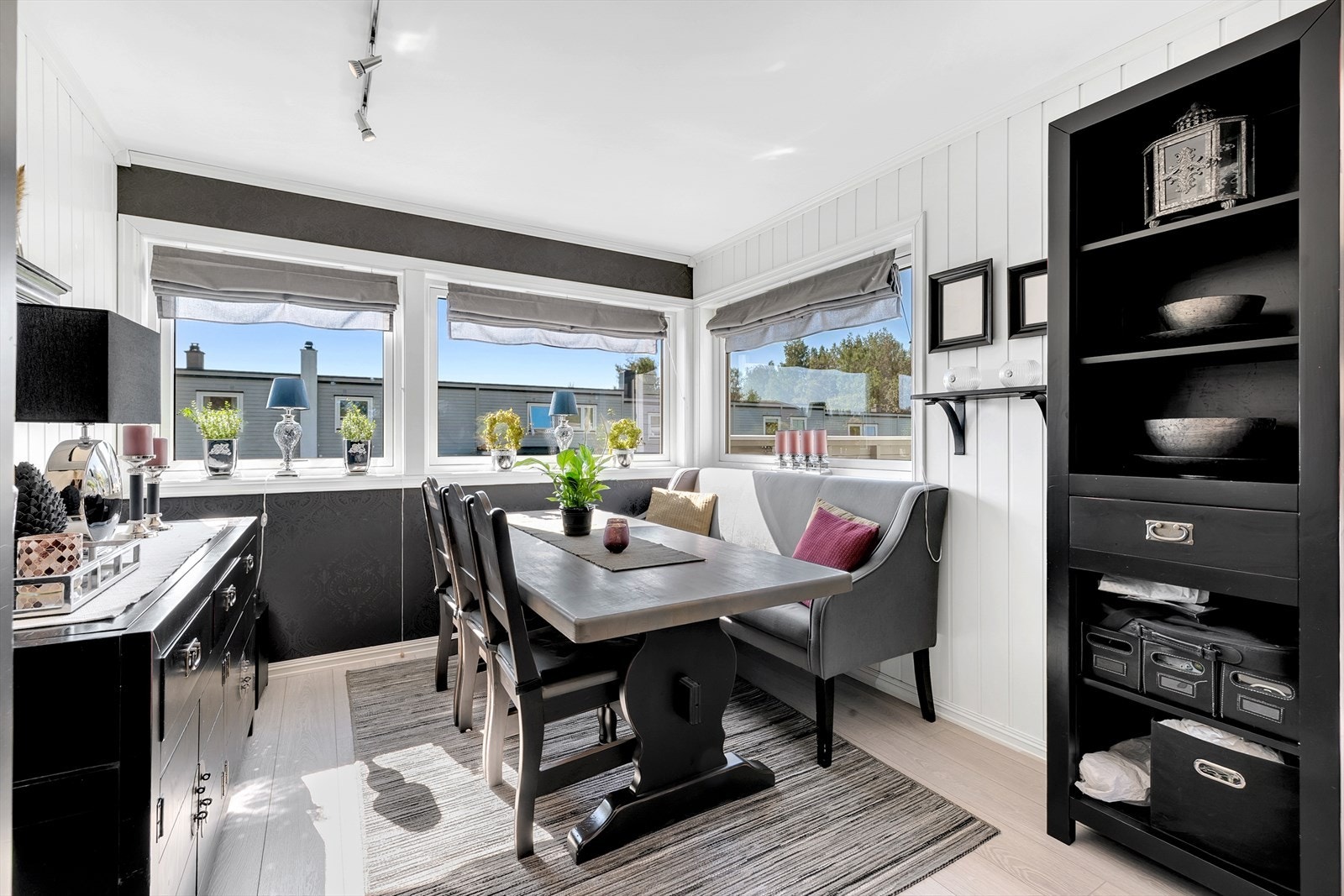 God plass til en hyggelig spiseplass for måltider med familie og venner. Galleribilde