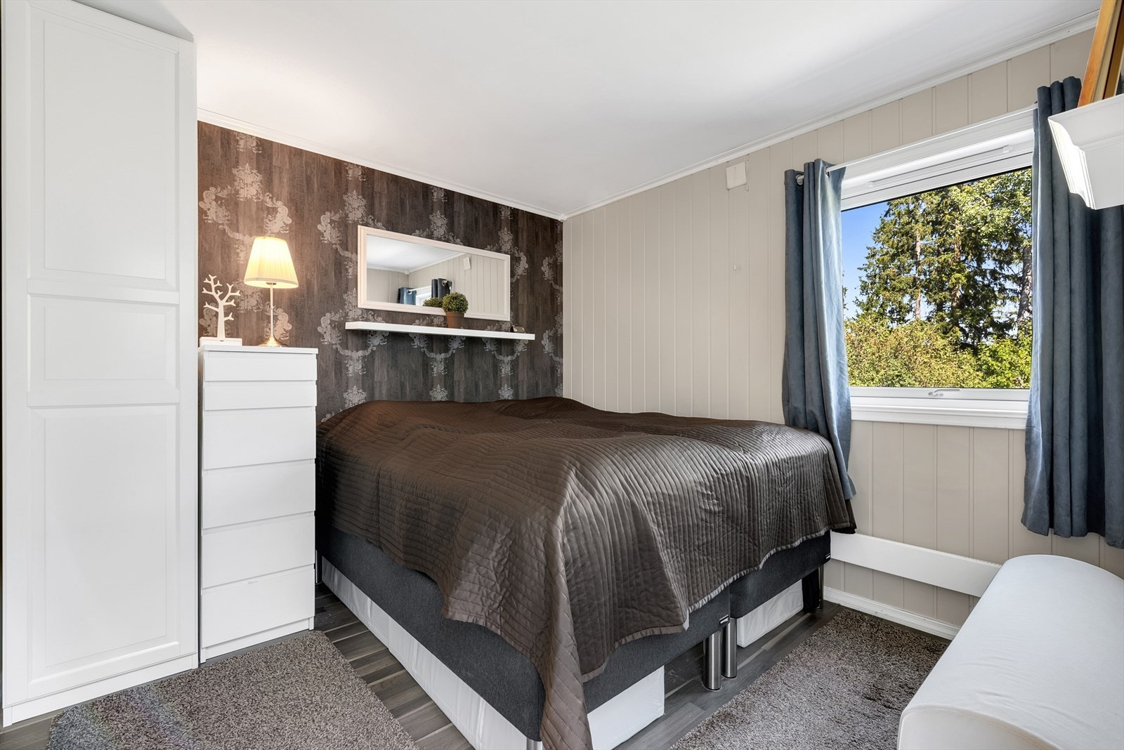 Hovedsoverom med direkte utgang til en stor og skjermet terrasse. Galleribilde